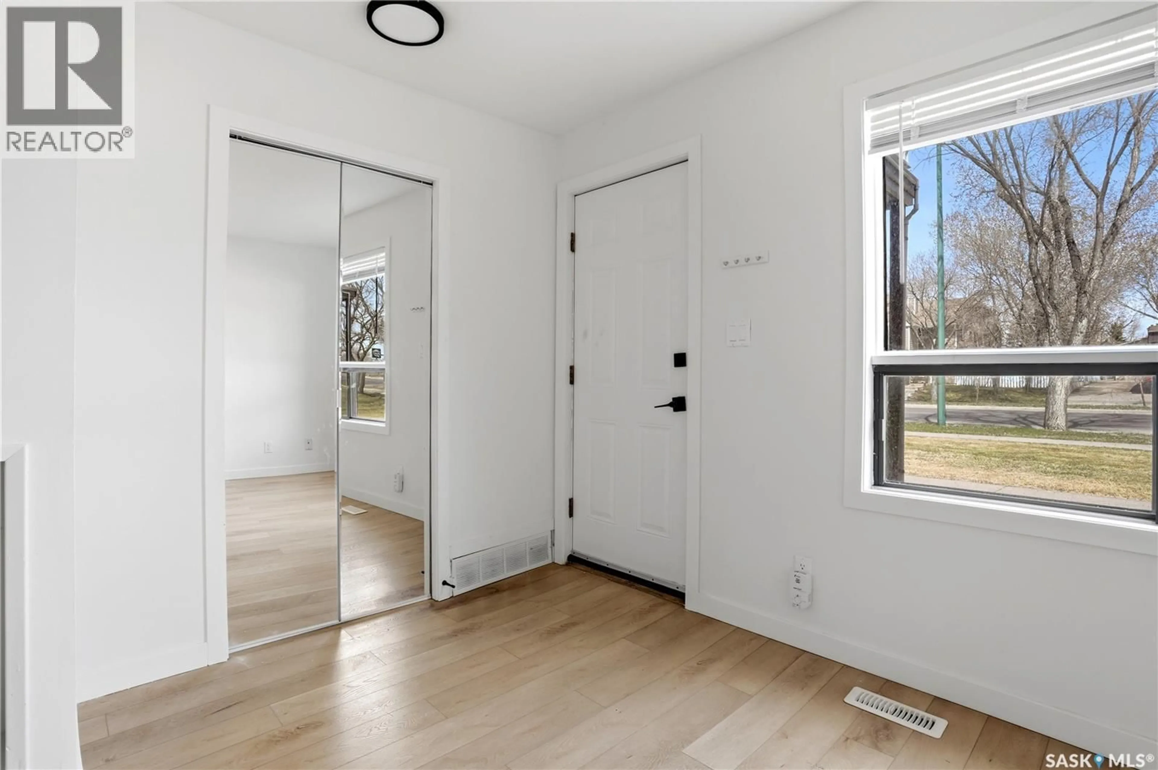 Indoor entryway for 6501 ROCHDALE BOULEVARD, Regina Saskatchewan S4X2Z1