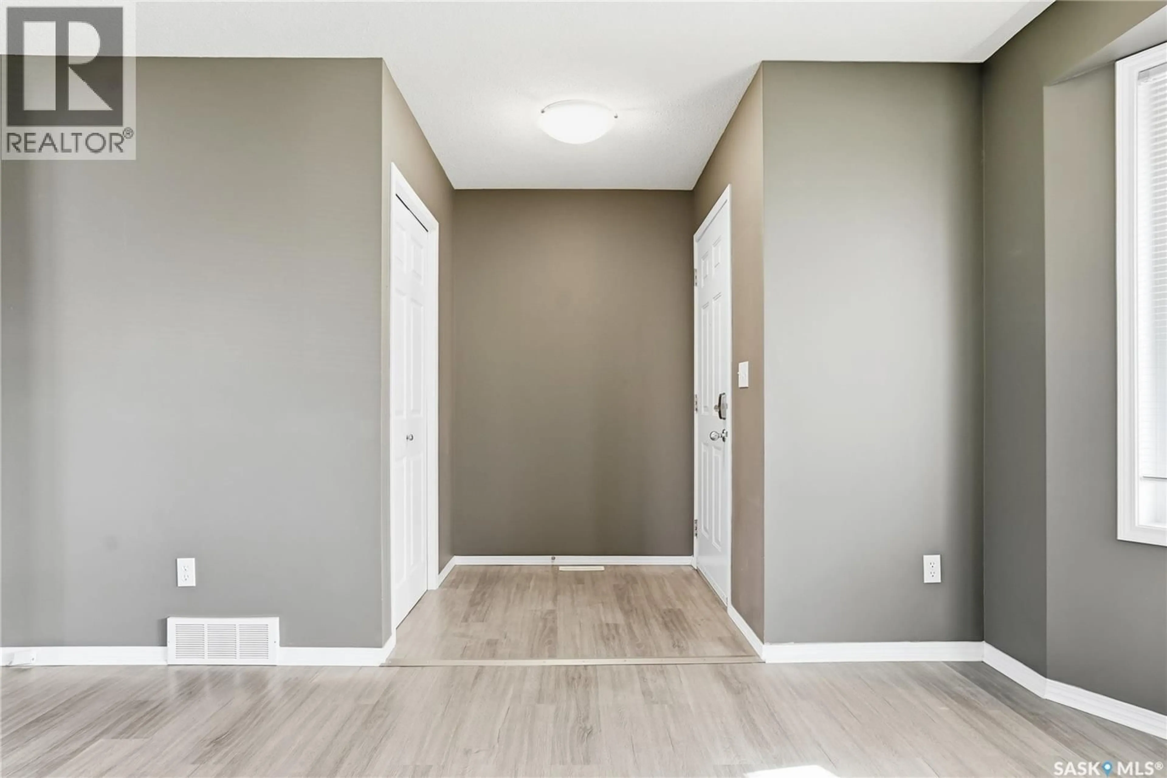 Indoor entryway for 1426B C AVENUE N, Saskatoon Saskatchewan S7K1L1