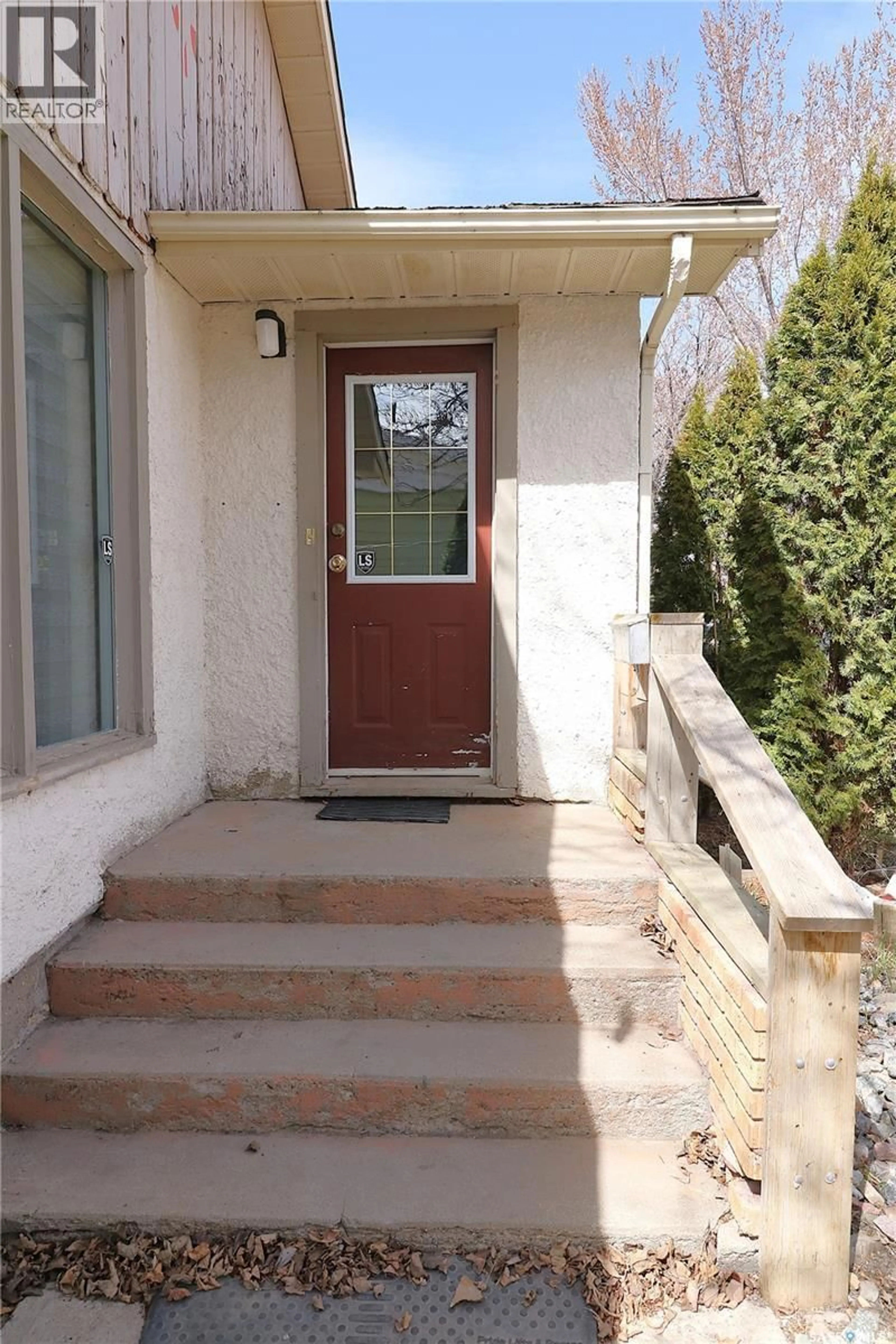Indoor entryway for 674 ROBINSON STREET, Regina Saskatchewan S4T2L8