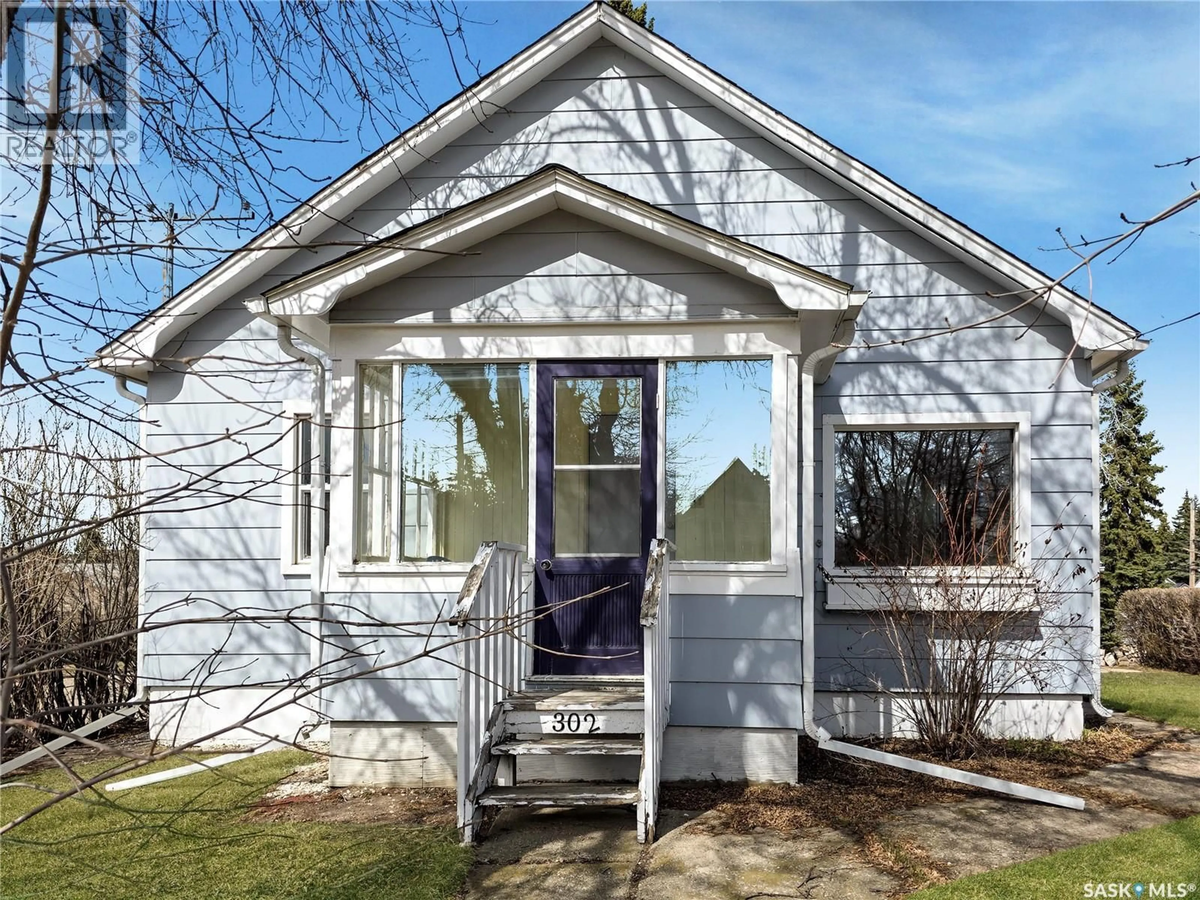 Home with vinyl exterior material, street for 302 6TH AVENUE, Melville Saskatchewan S0A2P0