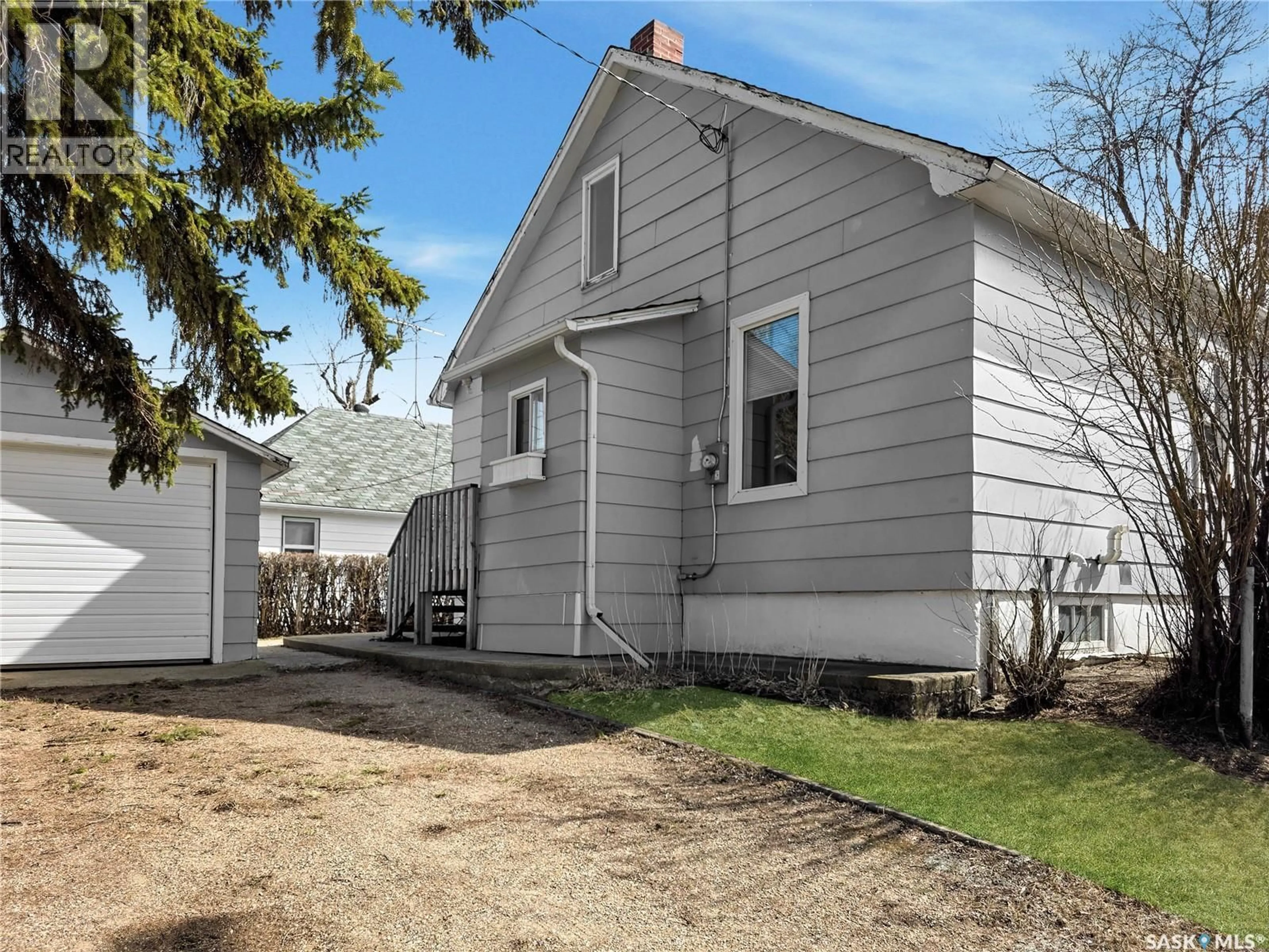 Home with vinyl exterior material, street for 302 6TH AVENUE, Melville Saskatchewan S0A2P0