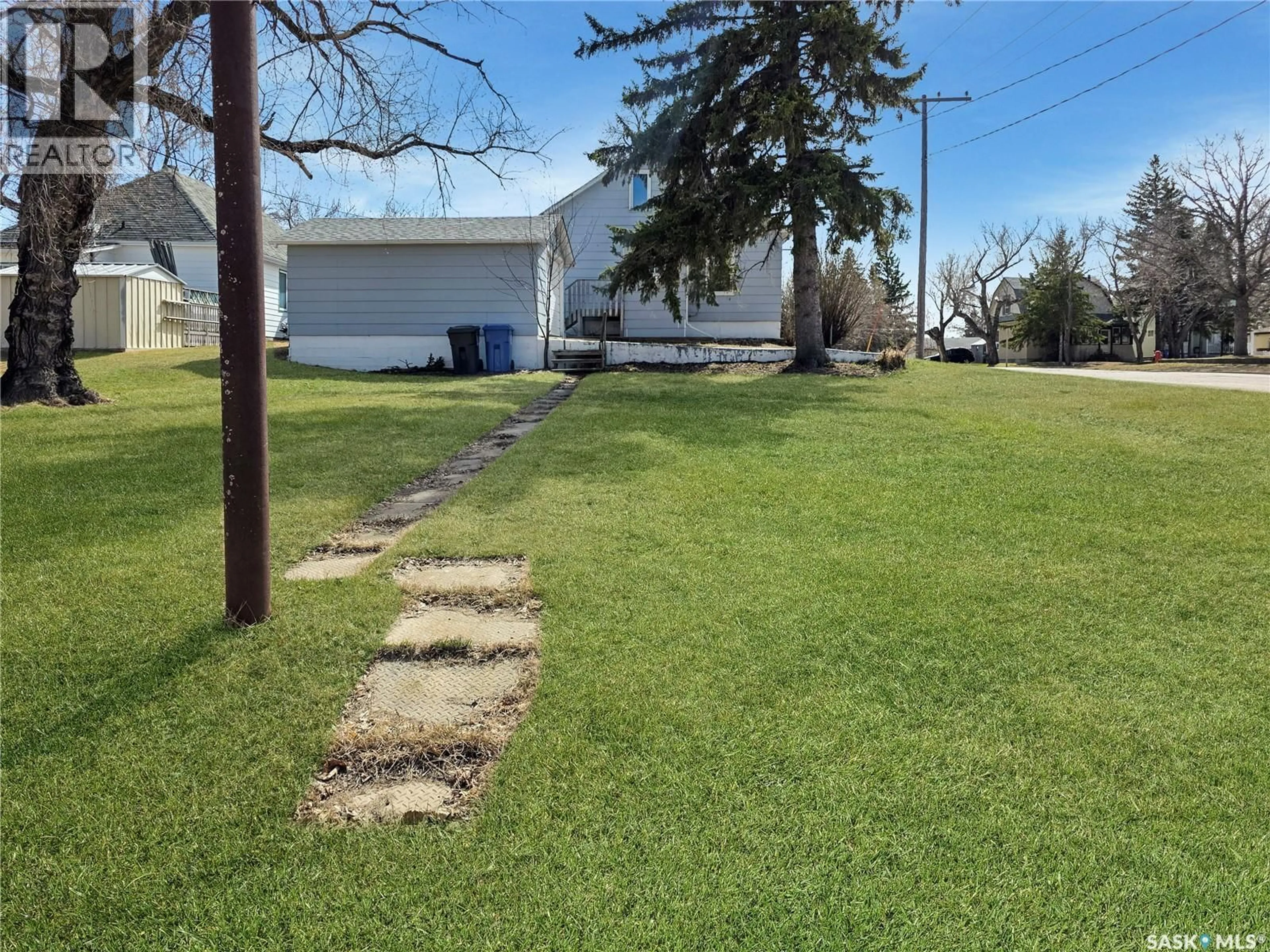 A pic from outside/outdoor area/front of a property/back of a property/a pic from drone, street for 302 6TH AVENUE, Melville Saskatchewan S0A2P0