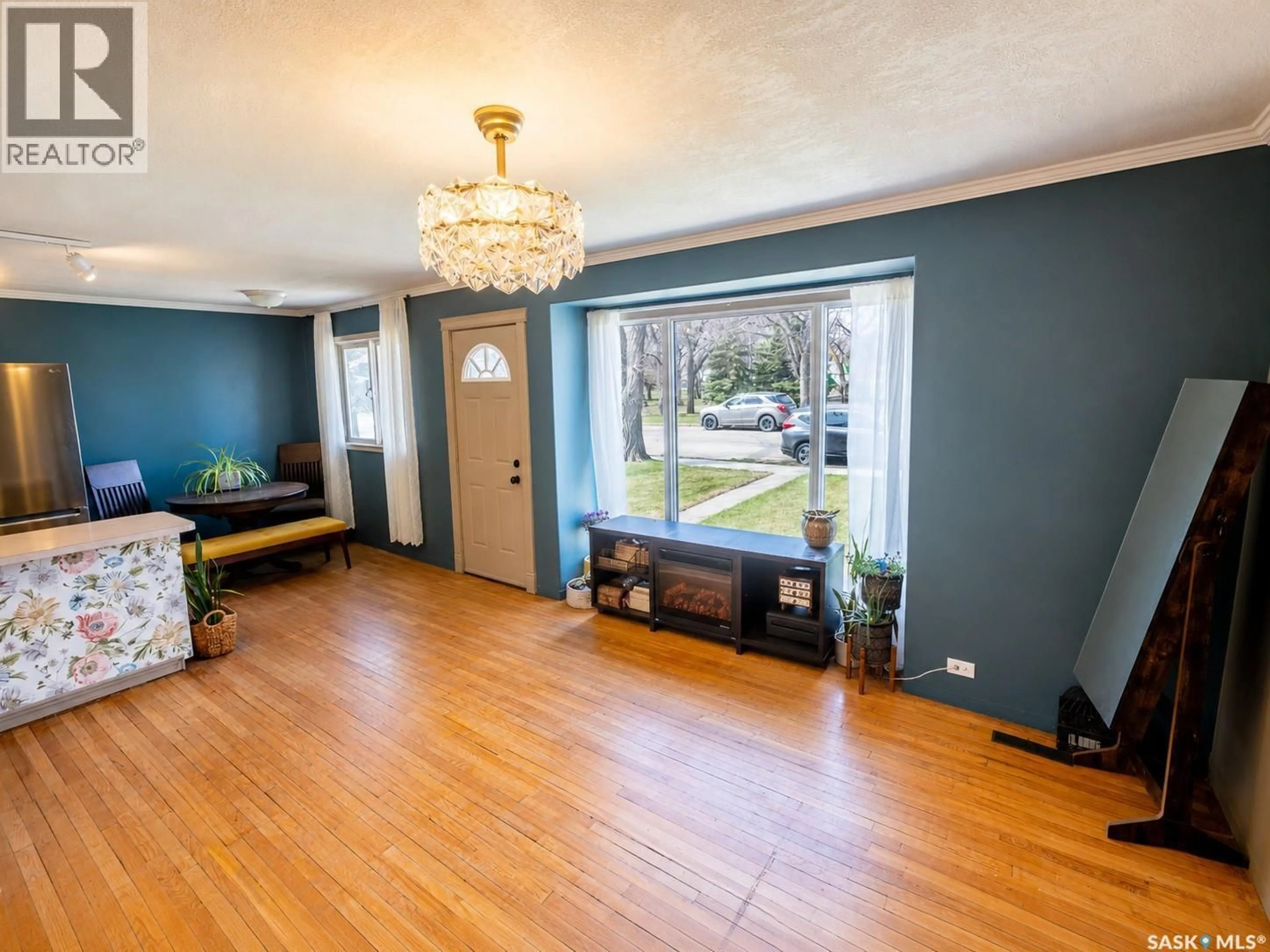Indoor entryway for 1075 8TH AVENUE, Moose Jaw Saskatchewan S6H4G2