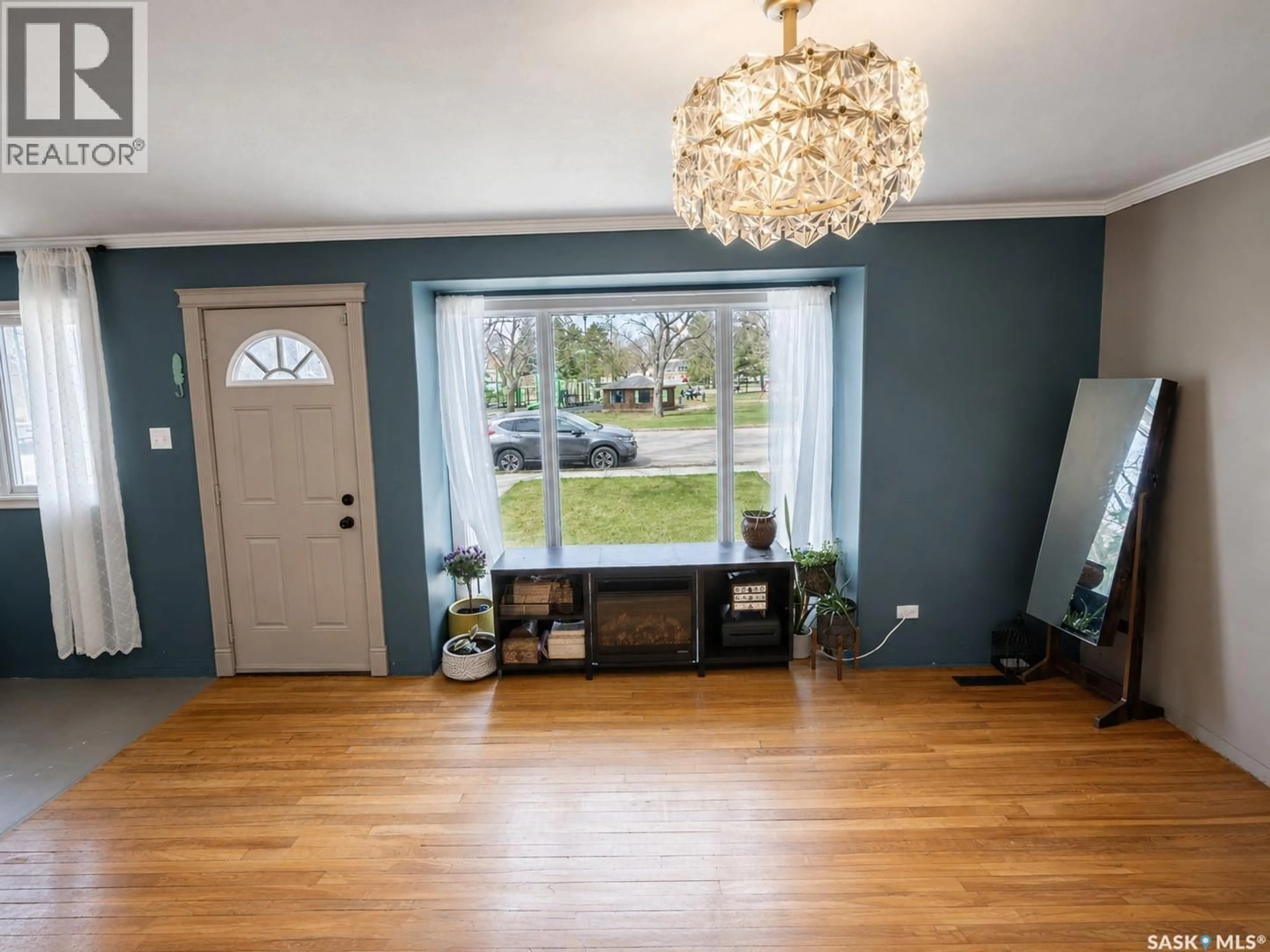 Indoor entryway for 1075 8TH AVENUE, Moose Jaw Saskatchewan S6H4G2