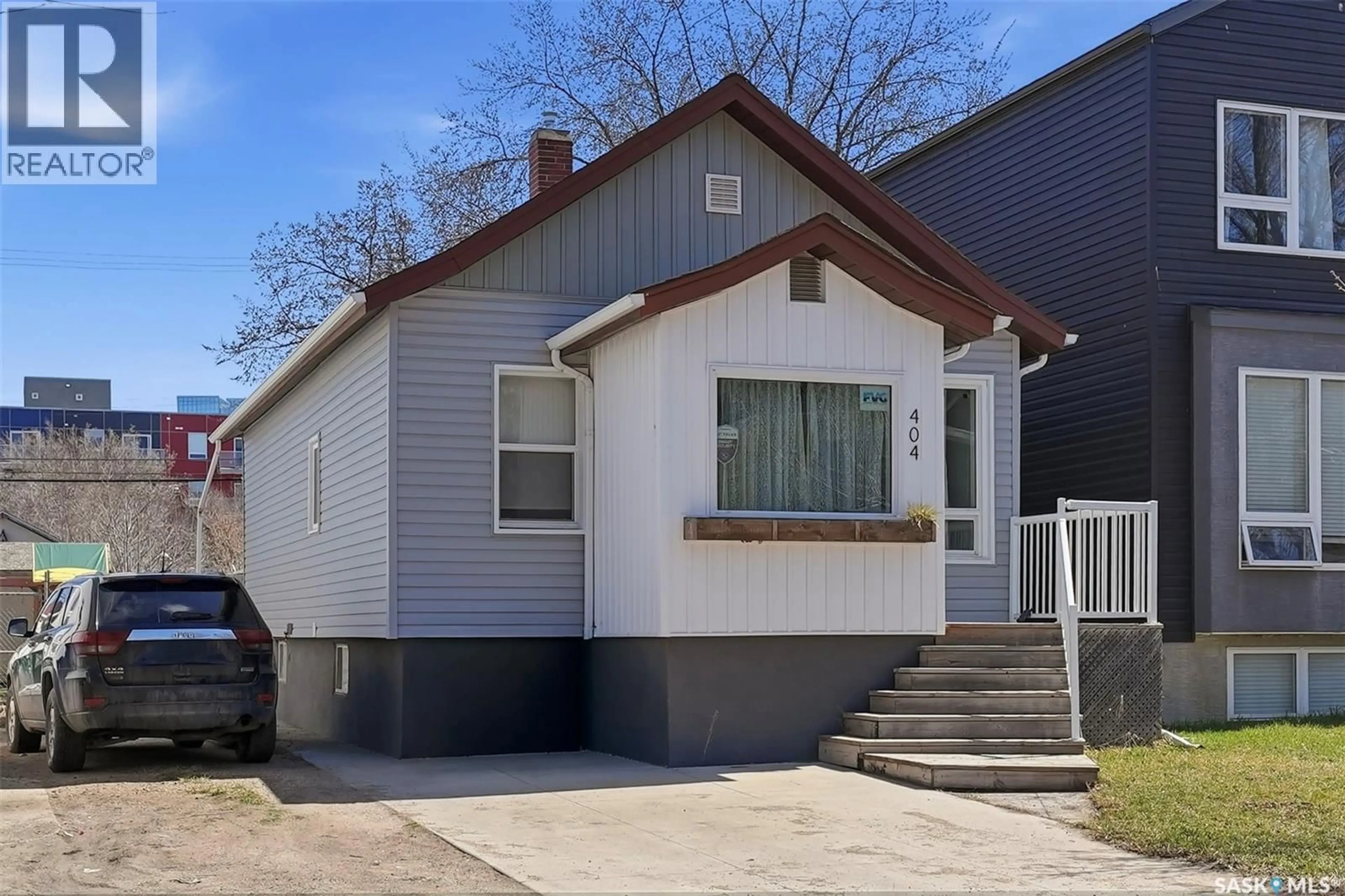 Home with vinyl exterior material, street for 404 D AVENUE, Saskatoon Saskatchewan S7M1R4