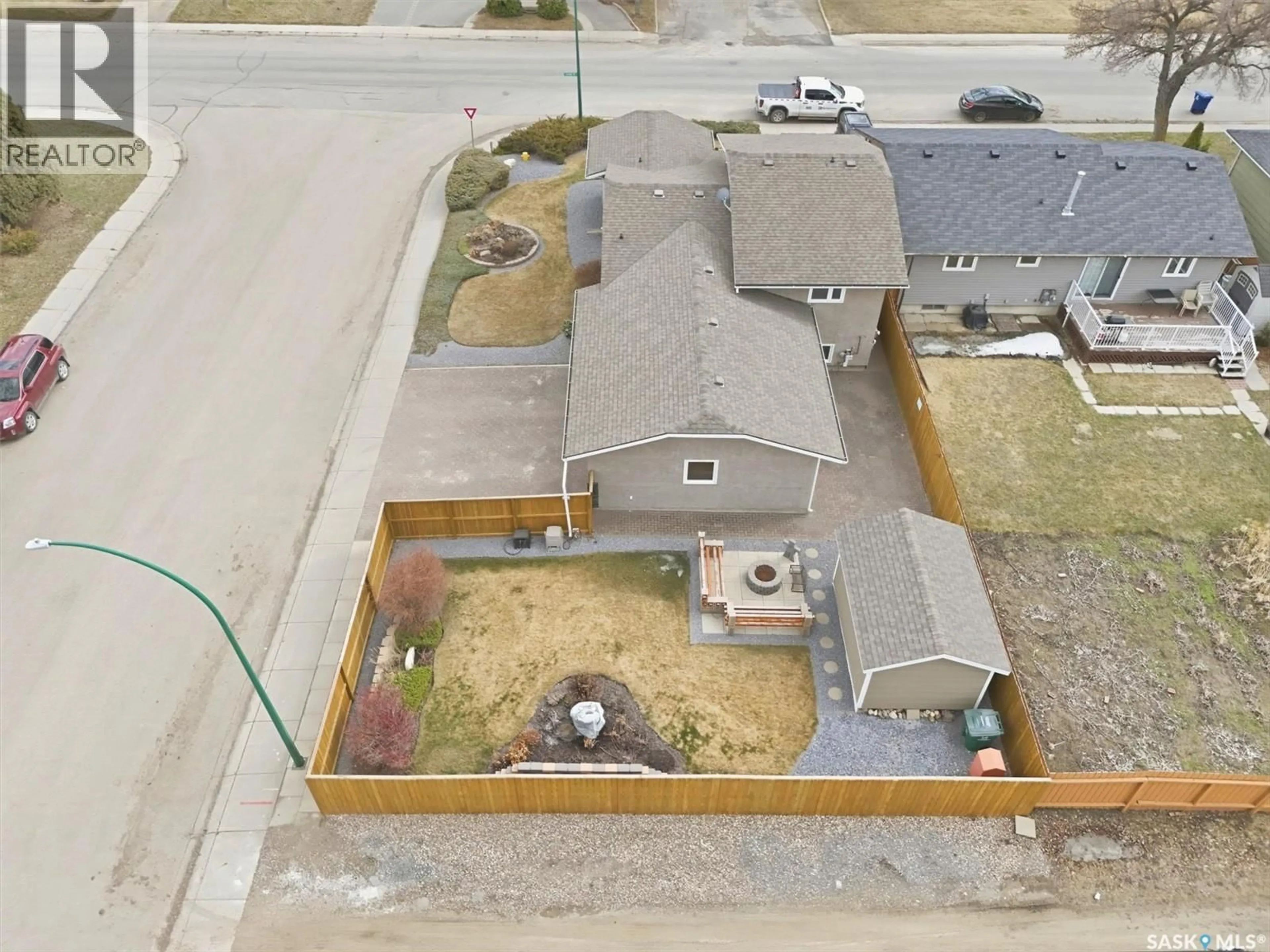 A pic from outside/outdoor area/front of a property/back of a property/a pic from drone, building for 3402 CALDER CRESCENT, Saskatoon Saskatchewan S7J4W6