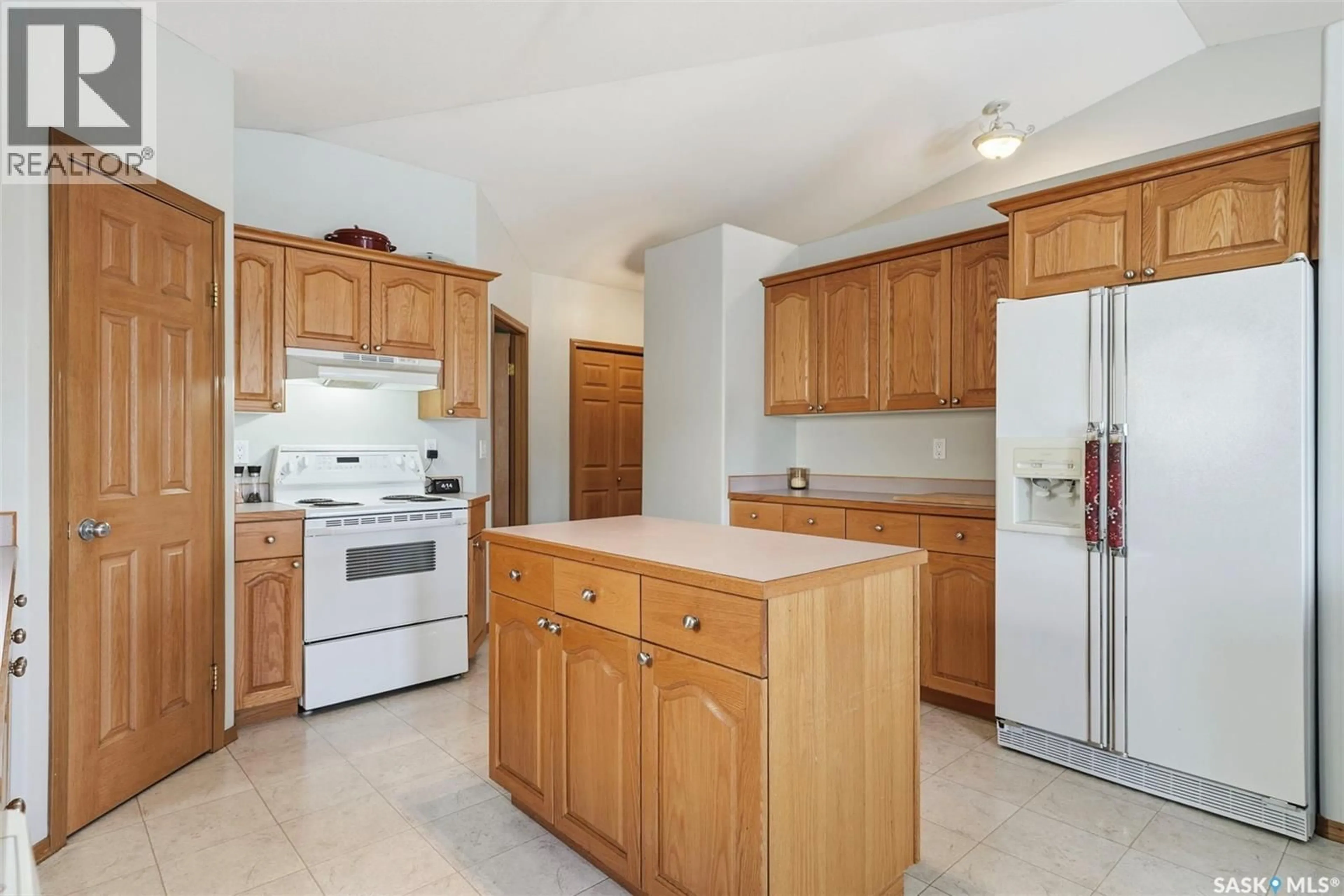 Standard kitchen, unknown for 11 COLUMBIA DRIVE, Saskatoon Saskatchewan S7K1E3