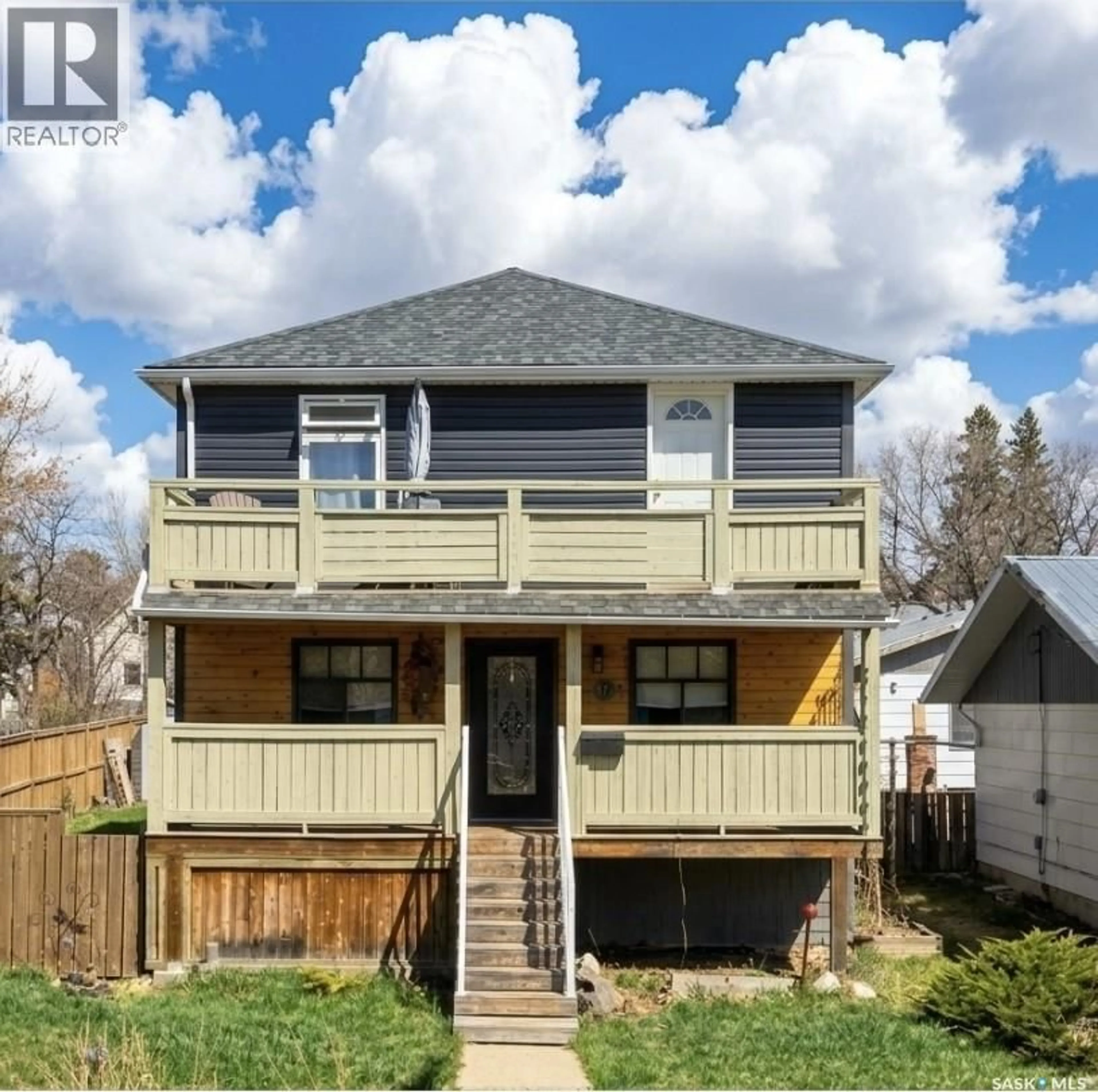 Home with vinyl exterior material, street for 41 7TH AVENUE, Swift Current Saskatchewan S9H2N2