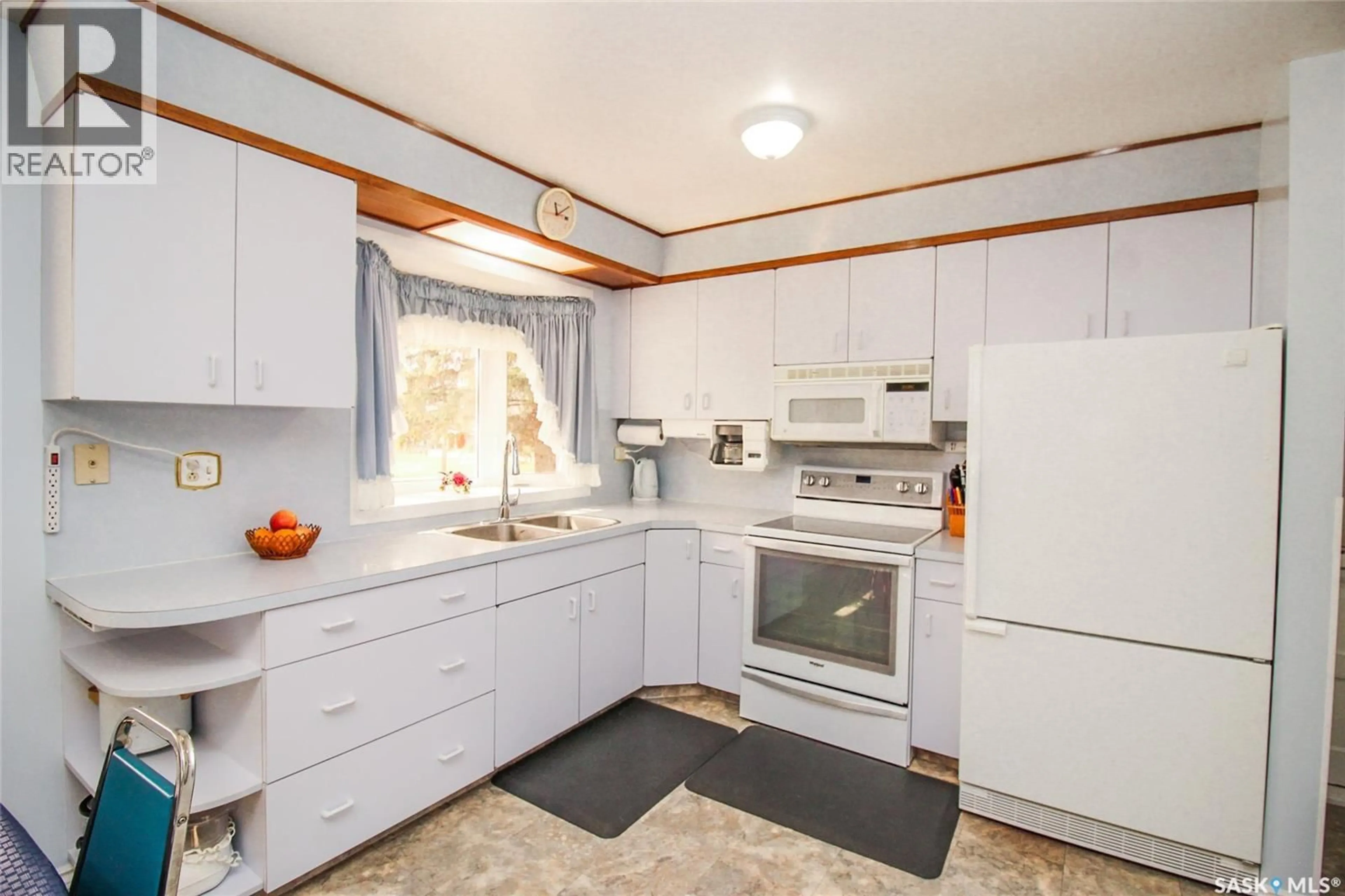 Standard kitchen, unknown for 435 3RD AVENUE, Shaunavon Saskatchewan S0N2M0