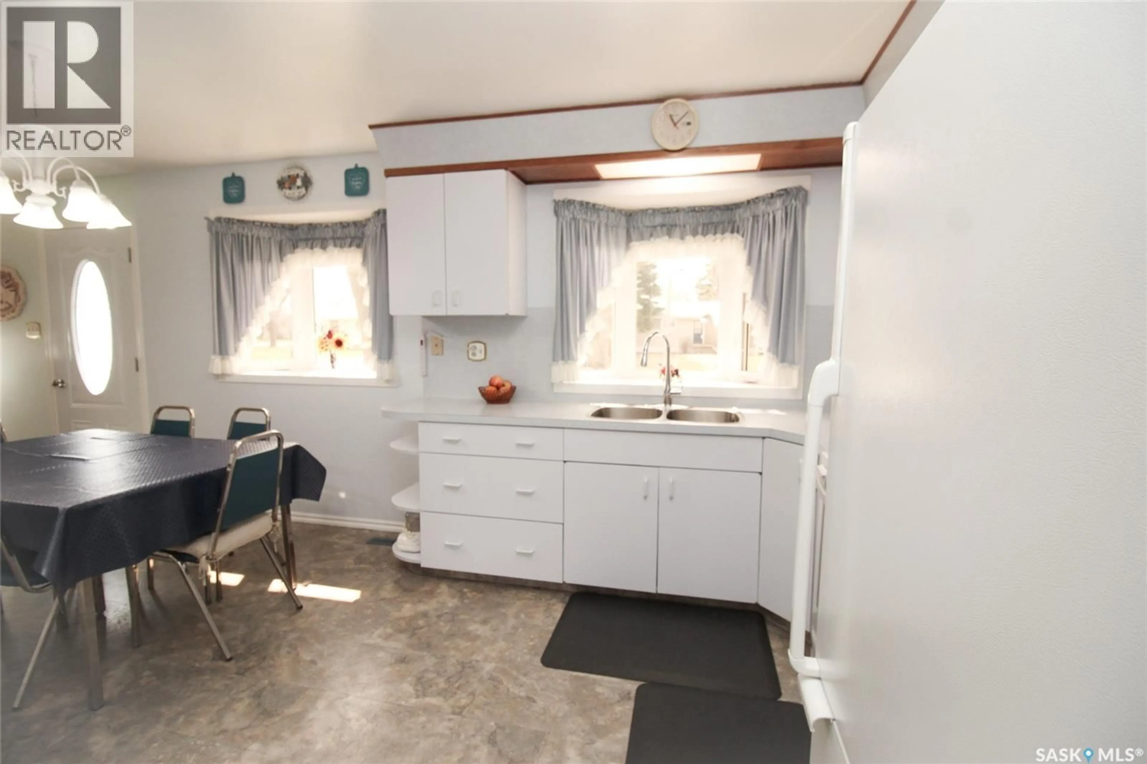 Standard kitchen, unknown for 435 3RD AVENUE, Shaunavon Saskatchewan S0N2M0