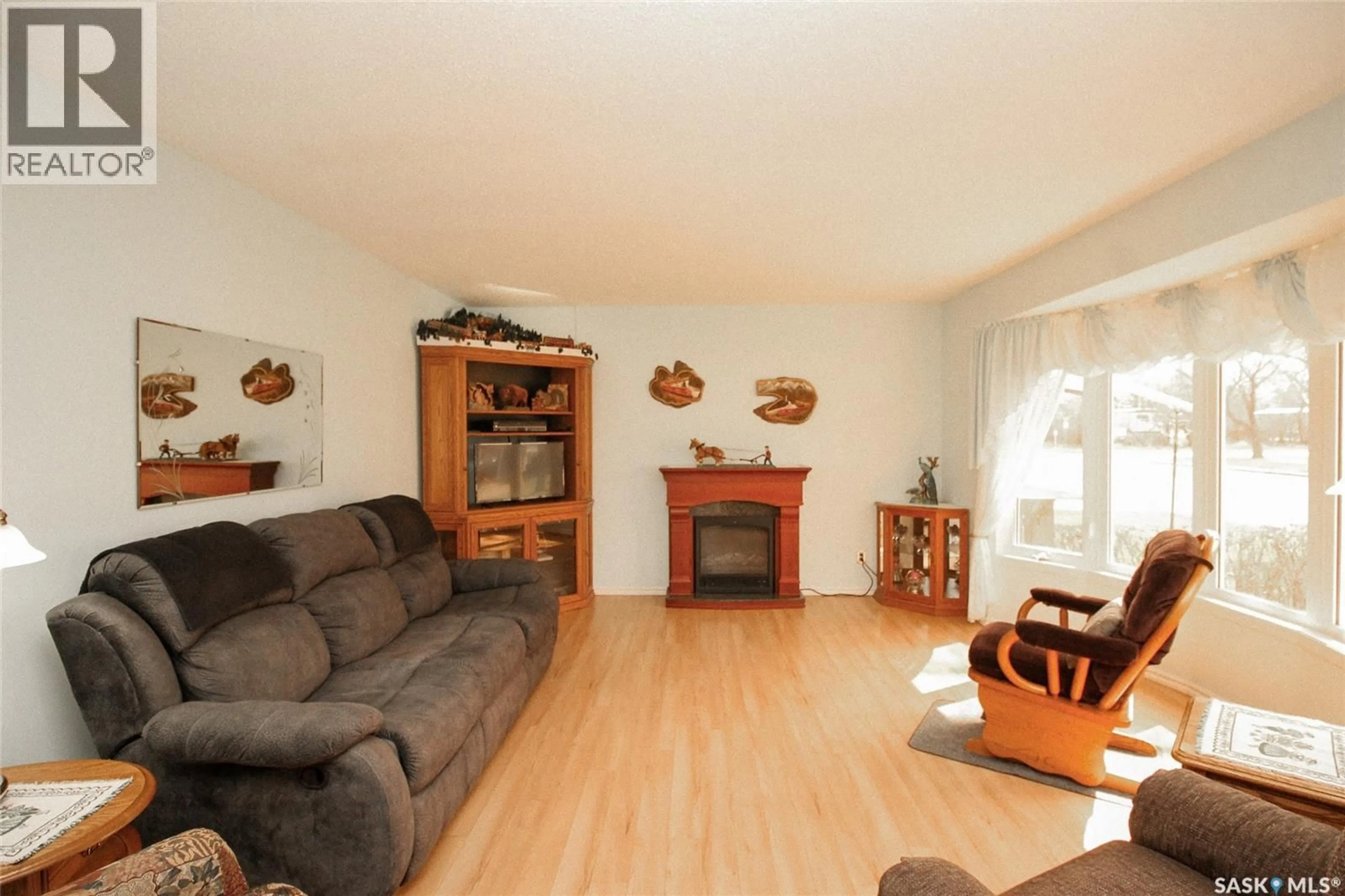 Living room with furniture, wood/laminate floor for 435 3RD AVENUE, Shaunavon Saskatchewan S0N2M0
