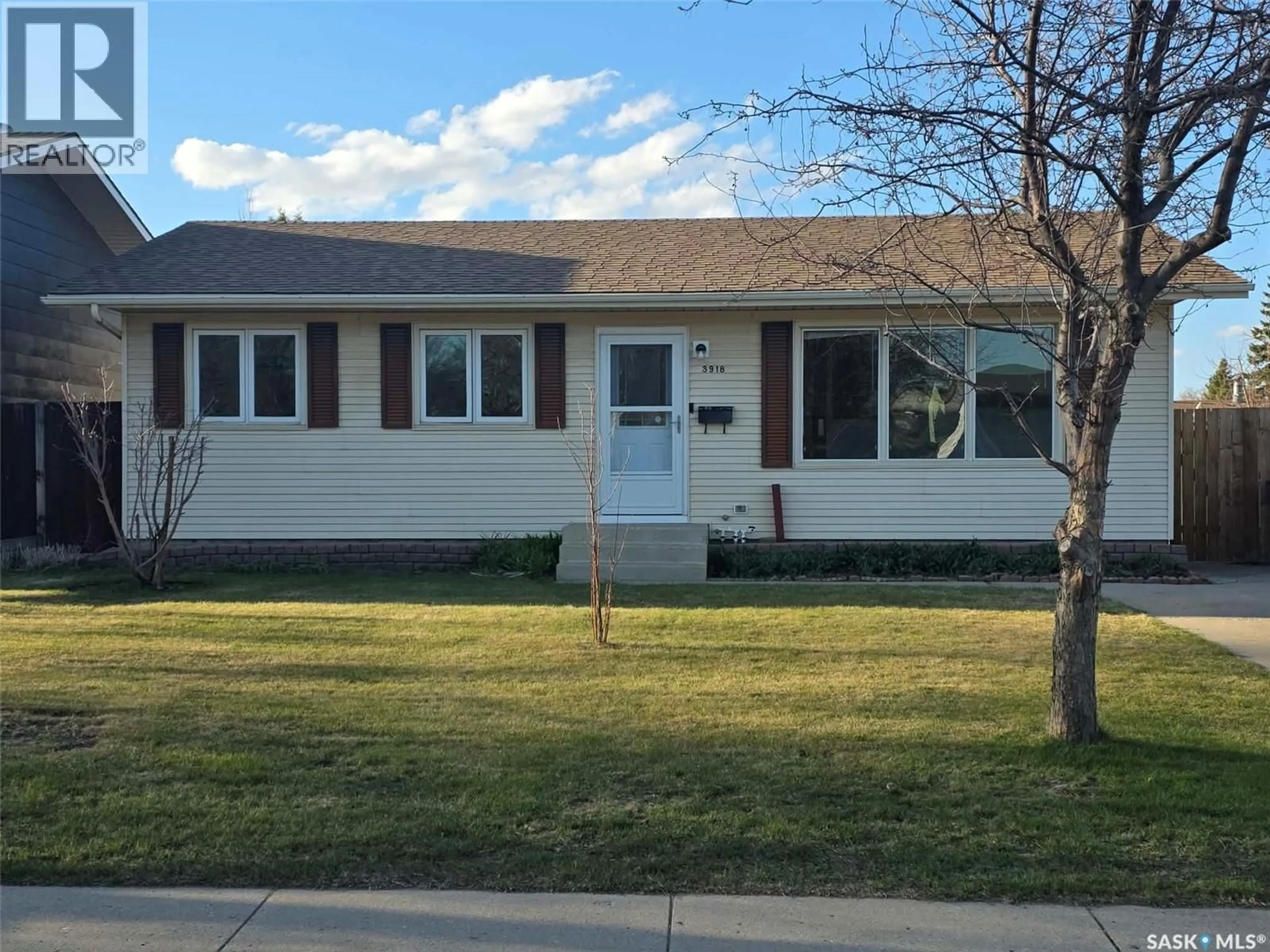 Home with vinyl exterior material, street for 3918 CENTENNIAL DRIVE, Saskatoon Saskatchewan S7L5L1