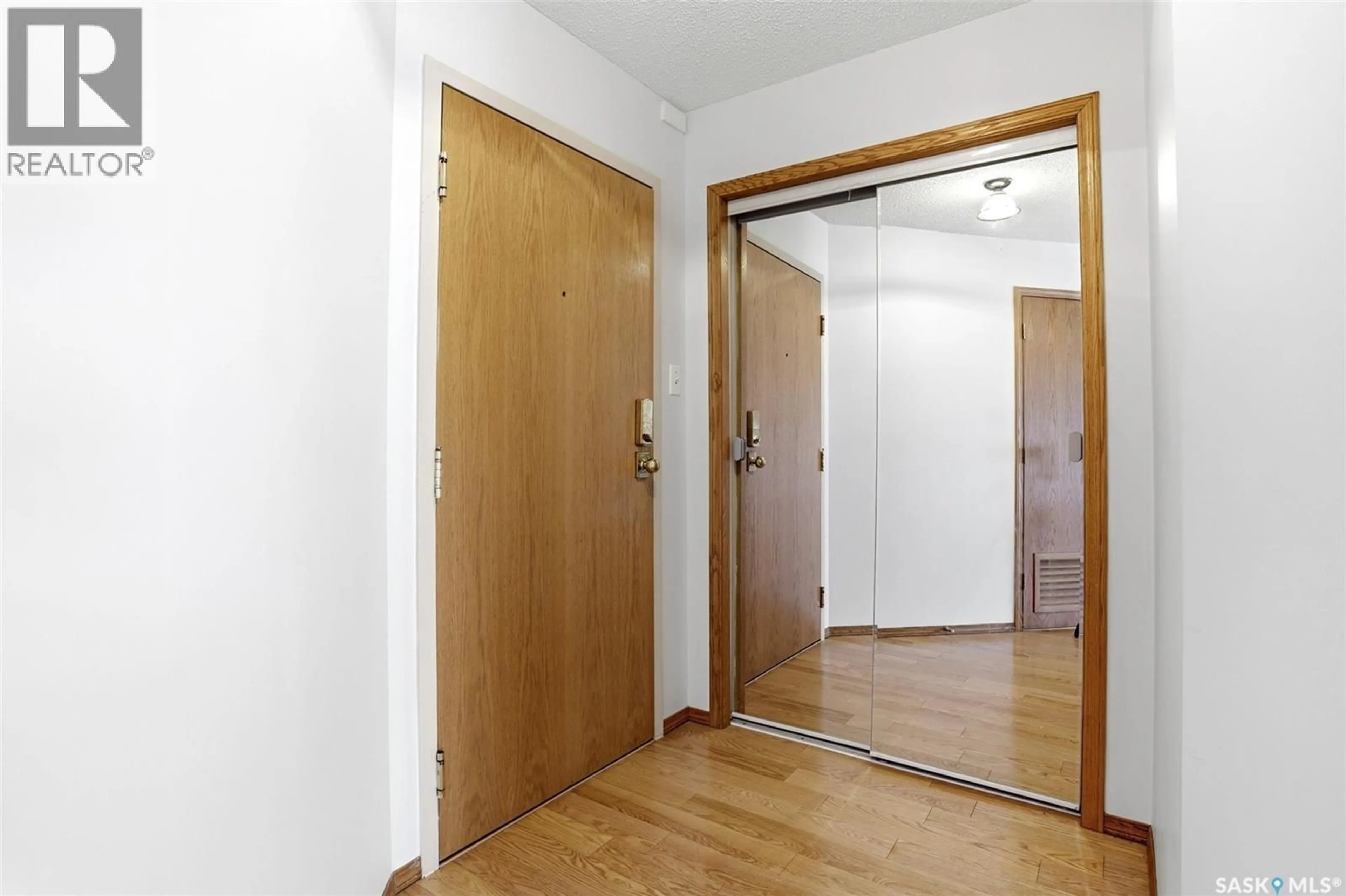 Indoor foyer for 104 - 4025 HILL AVENUE, Regina Saskatchewan S4S0X7