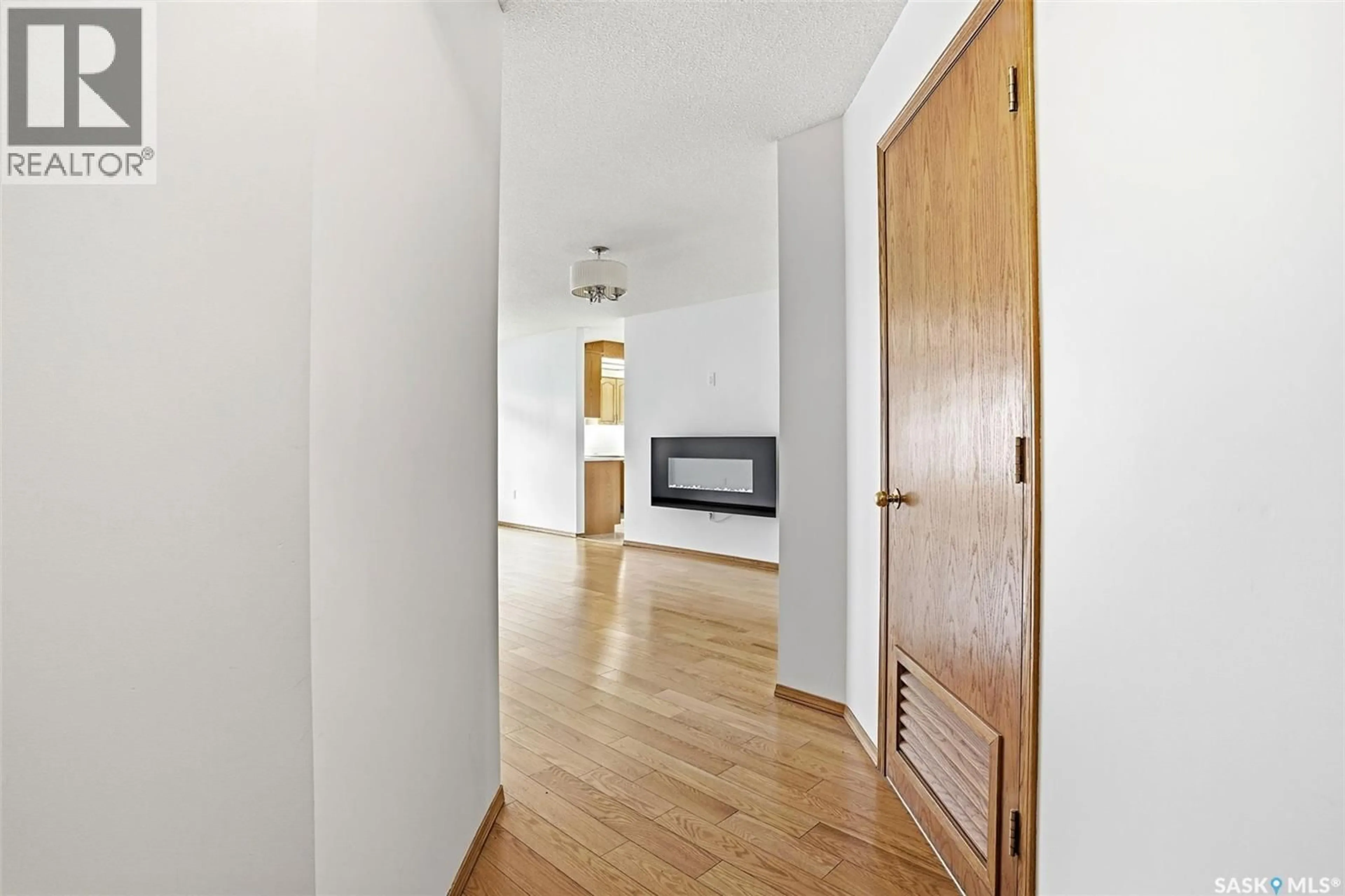 Indoor foyer for 104 - 4025 HILL AVENUE, Regina Saskatchewan S4S0X7