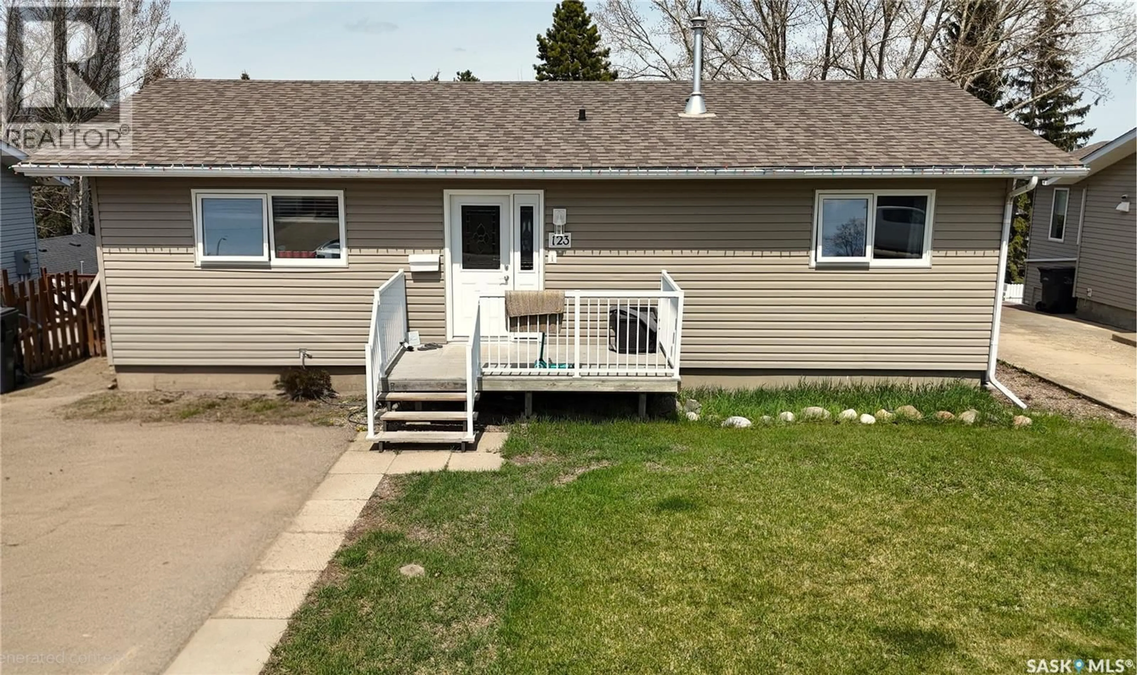 Home with vinyl exterior material, street for 123 BURKE CRESCENT, Swift Current Saskatchewan S9H4E4