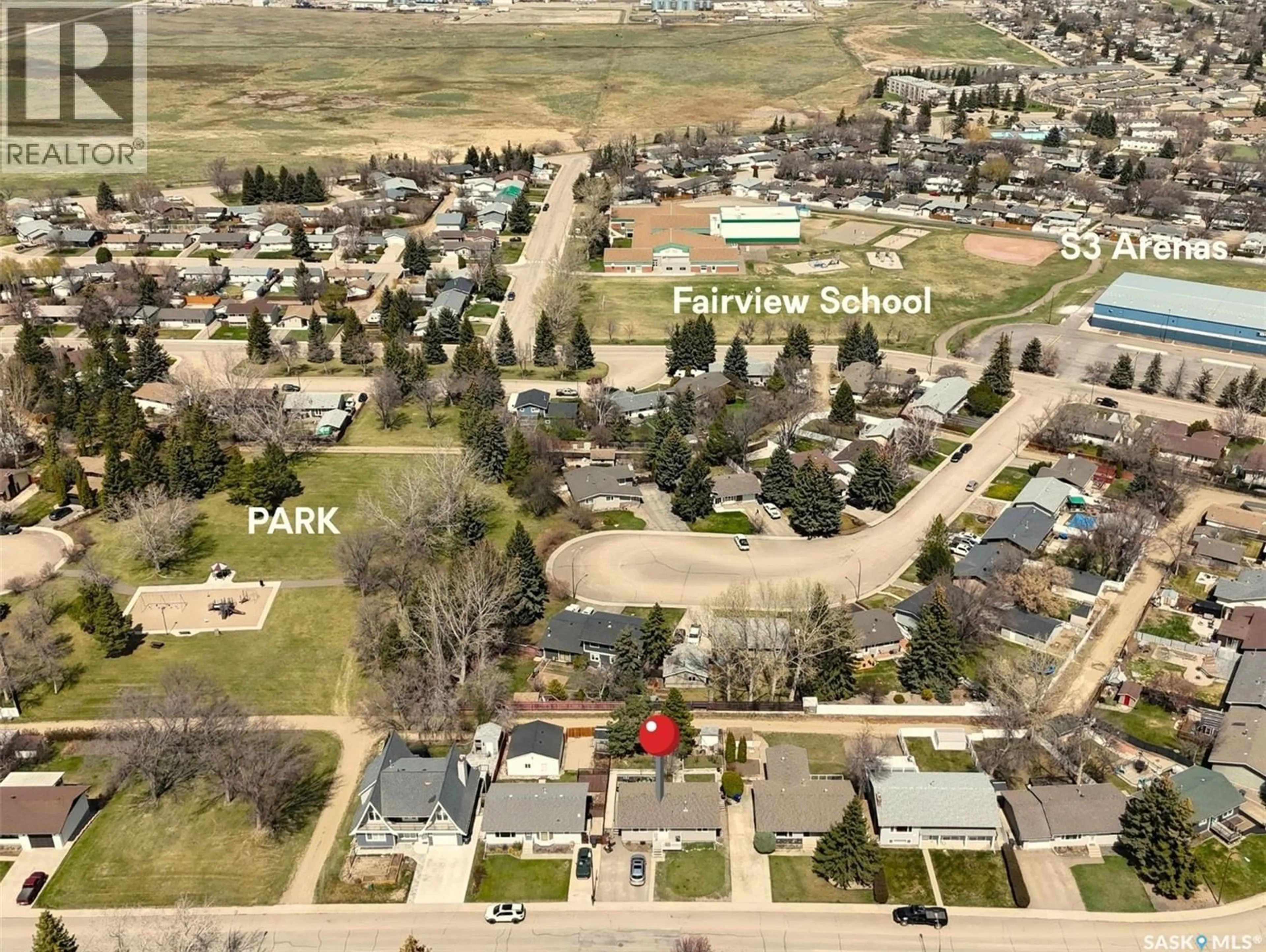 A pic from outside/outdoor area/front of a property/back of a property/a pic from drone, street for 123 BURKE CRESCENT, Swift Current Saskatchewan S9H4E4