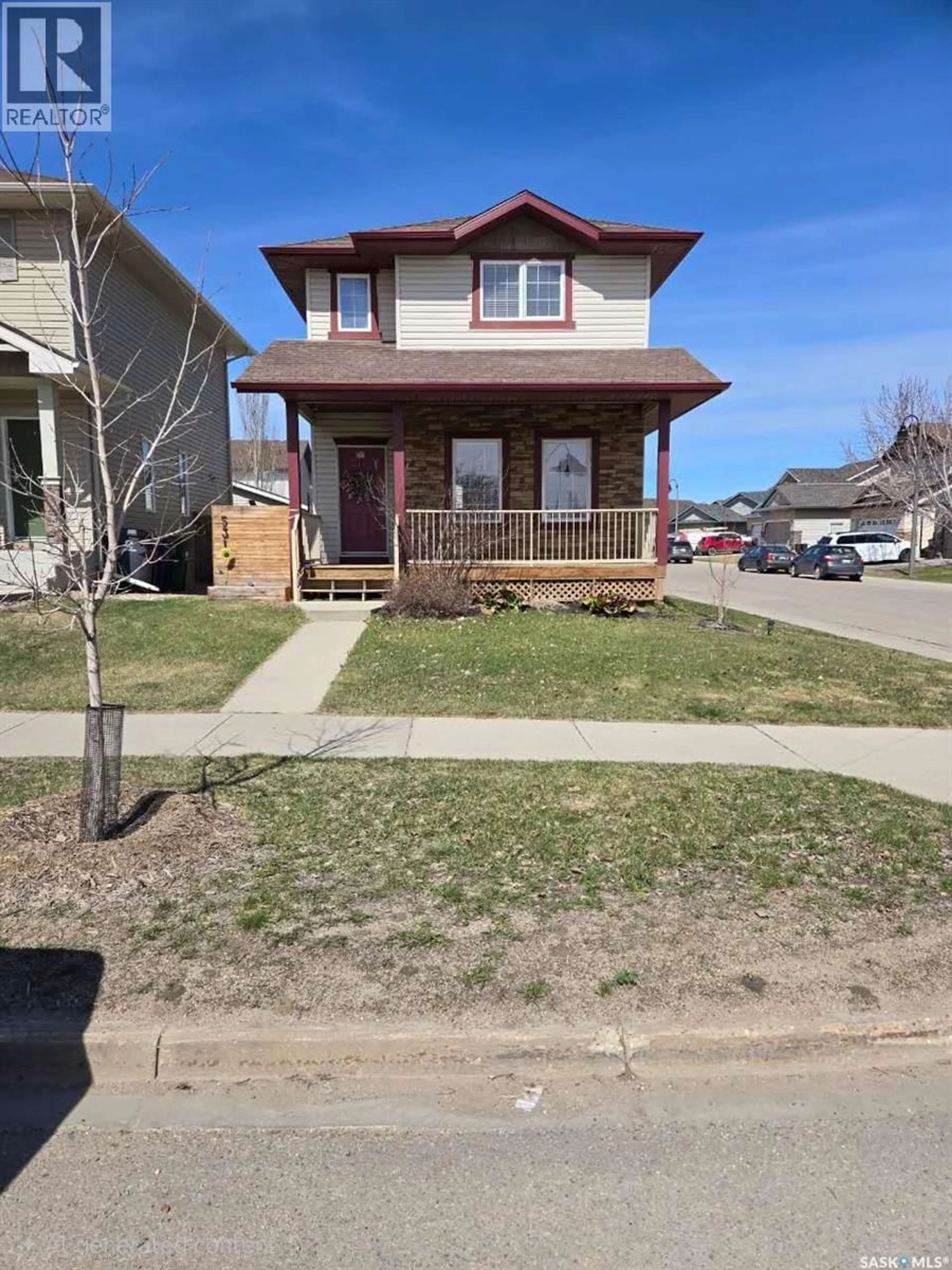 Home with vinyl exterior material, street for 531 GORDON ROAD, Saskatoon Saskatchewan S7T0A7