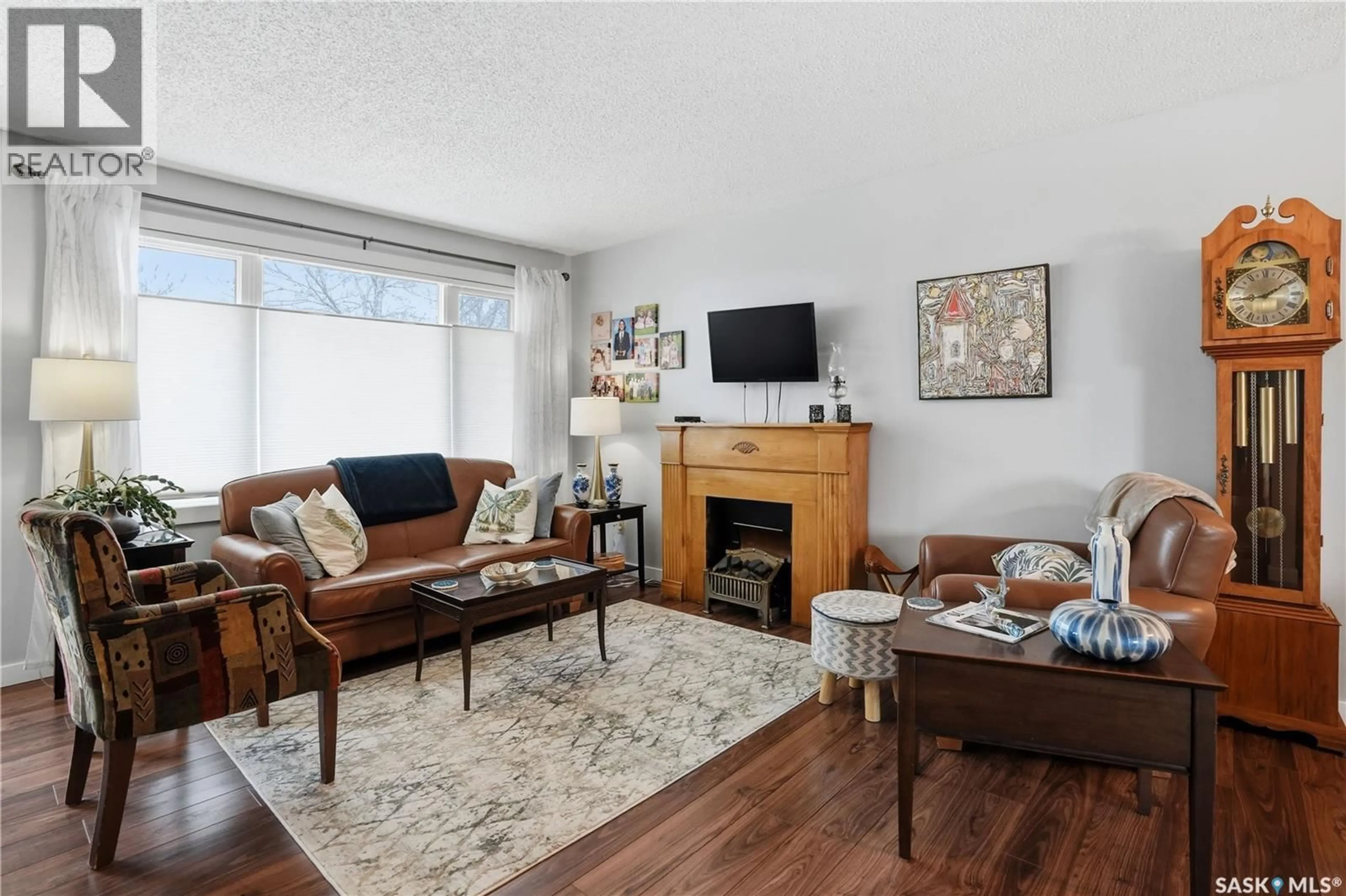 Living room with furniture, wood/laminate floor for 95 SCHNEIDER CRESCENT, Regina Saskatchewan S4R7R6