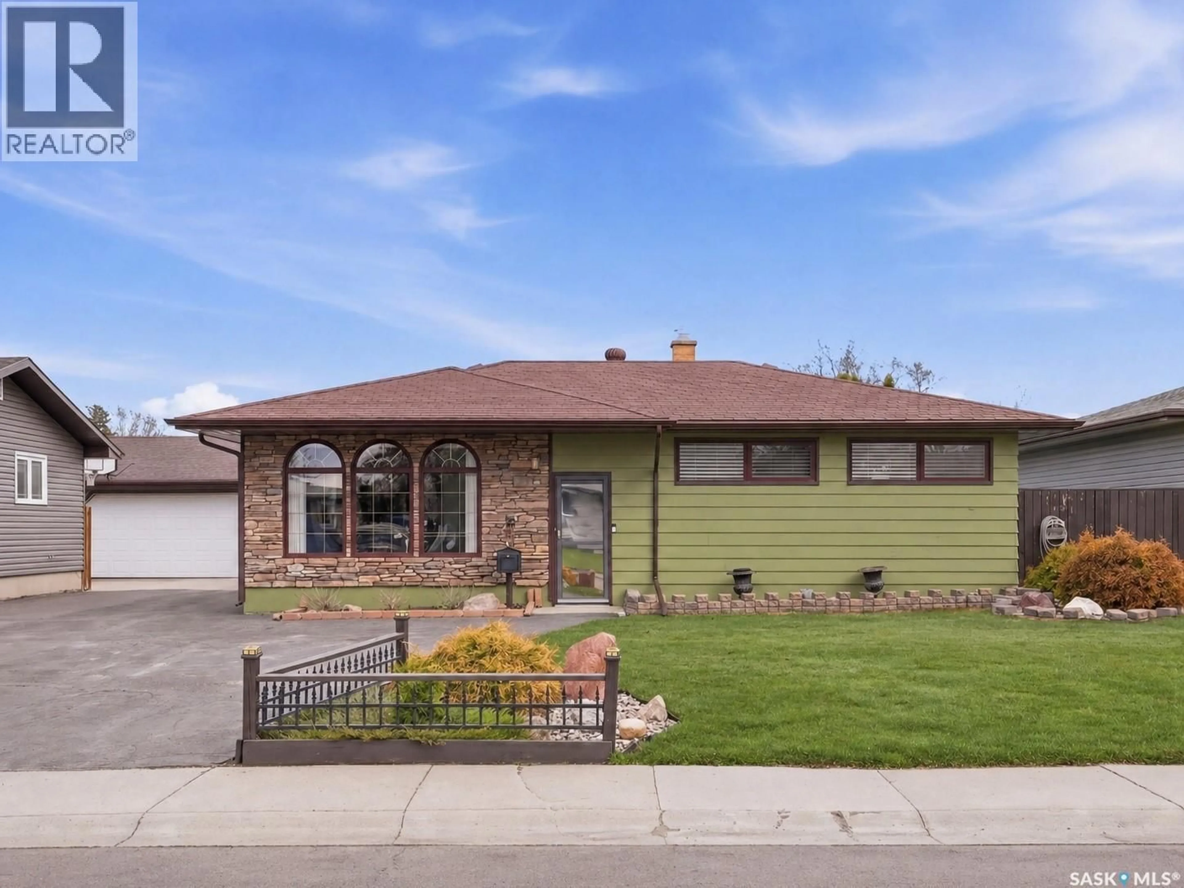 Home with vinyl exterior material, street for 36 MORRIS DRIVE, Saskatoon Saskatchewan S7L3T9