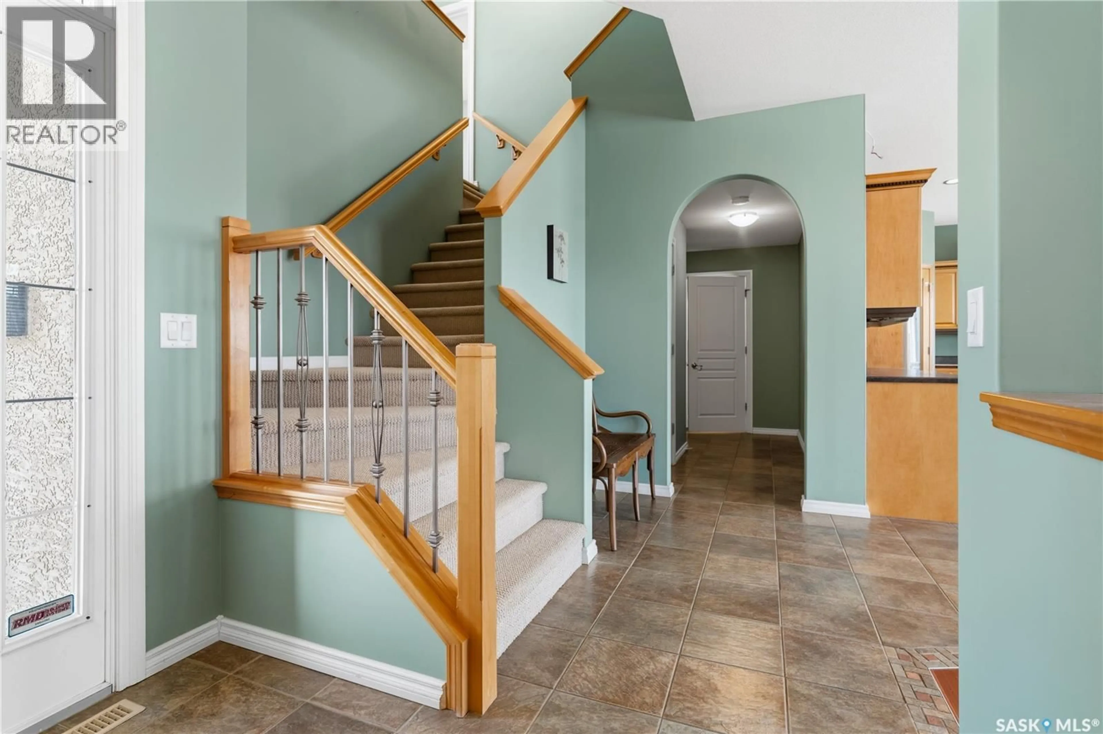 Indoor foyer for 8609 SHERWOOD DRIVE, Regina Saskatchewan S4Y1A5