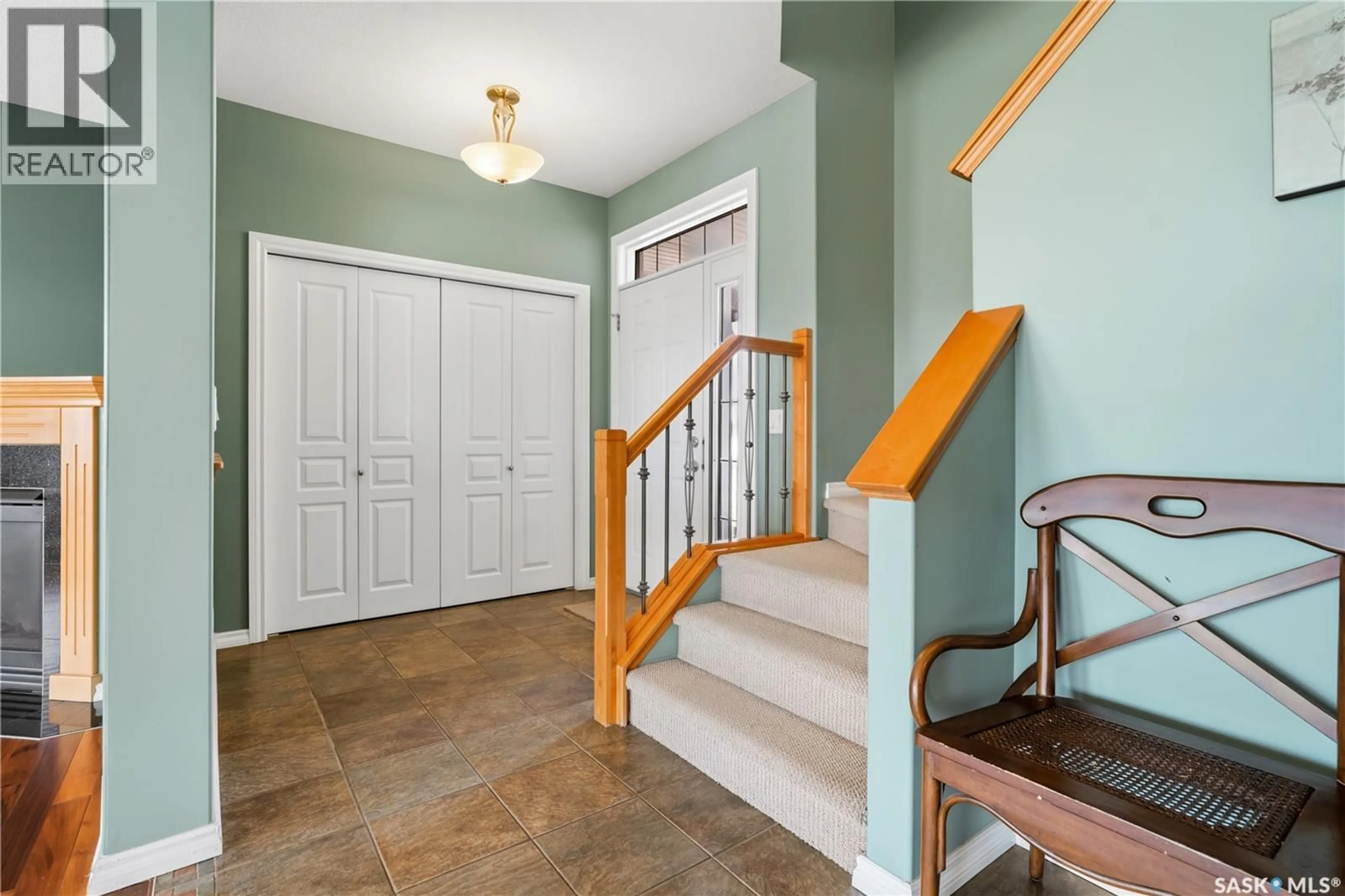 Indoor entryway for 8609 SHERWOOD DRIVE, Regina Saskatchewan S4Y1A5