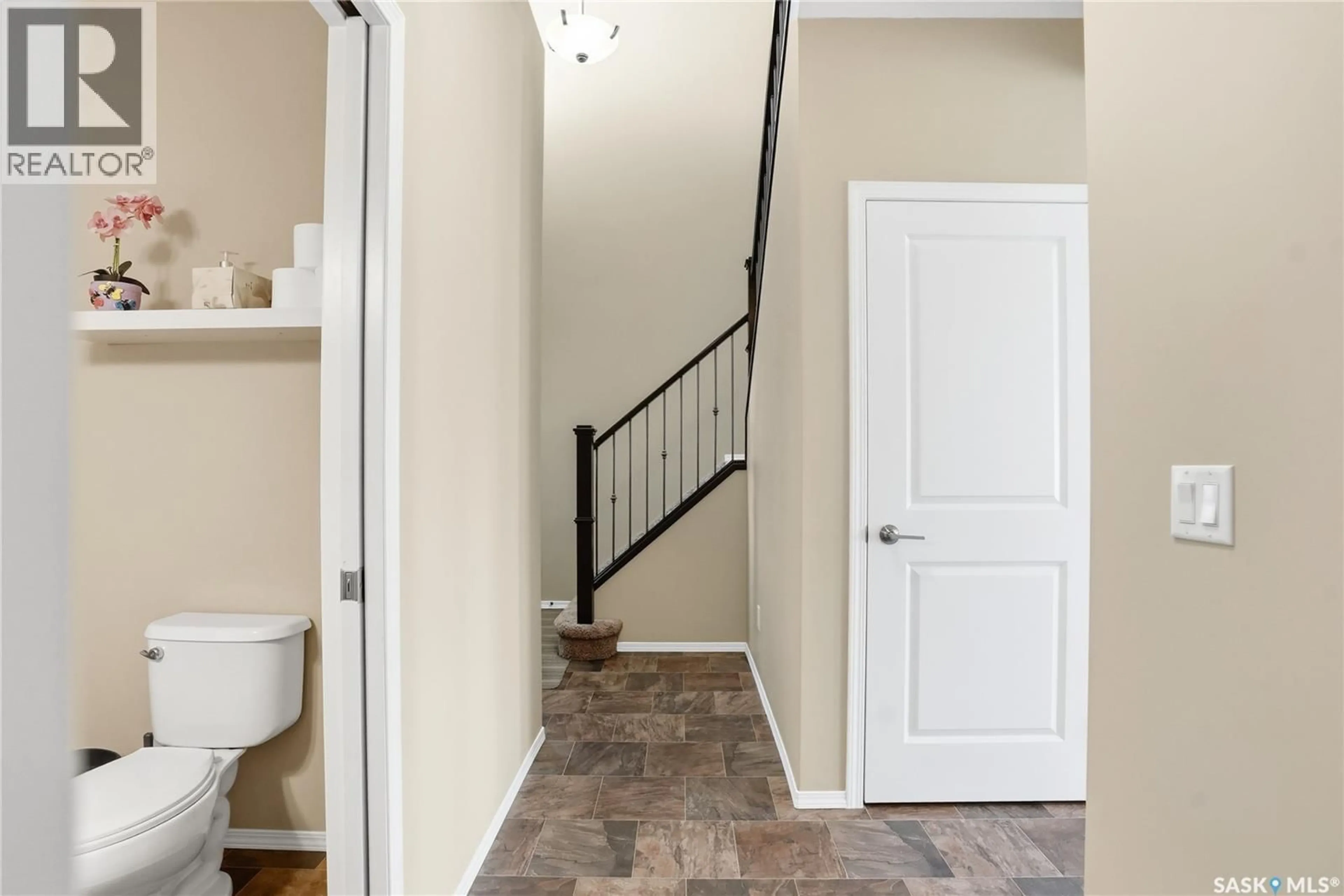 Indoor entryway for 983 PRINGLE COVE, Saskatoon Saskatchewan S7T1C9
