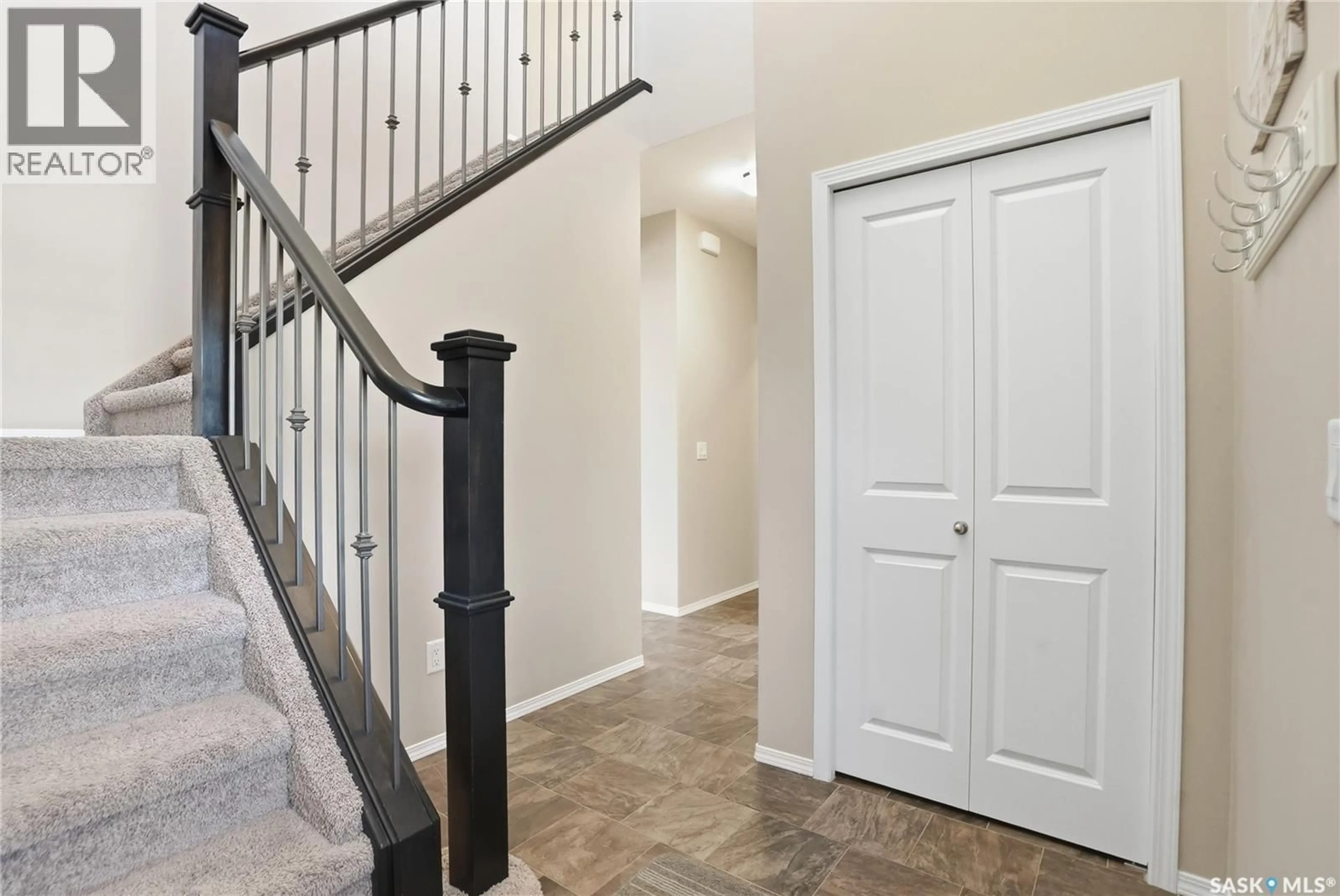 Indoor entryway for 983 PRINGLE COVE, Saskatoon Saskatchewan S7T1C9