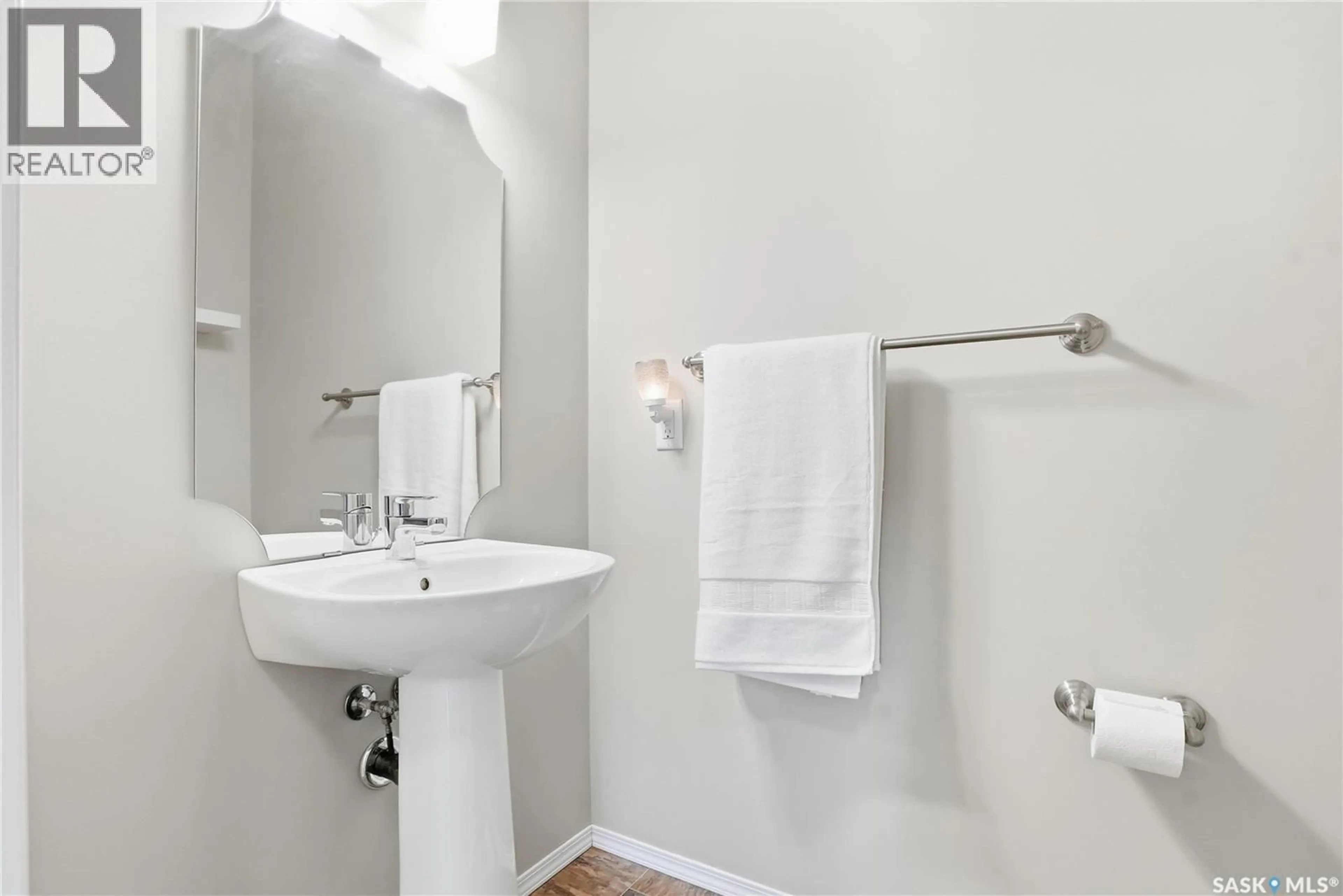 Standard bathroom, ceramic/tile floor for 983 PRINGLE COVE, Saskatoon Saskatchewan S7T1C9