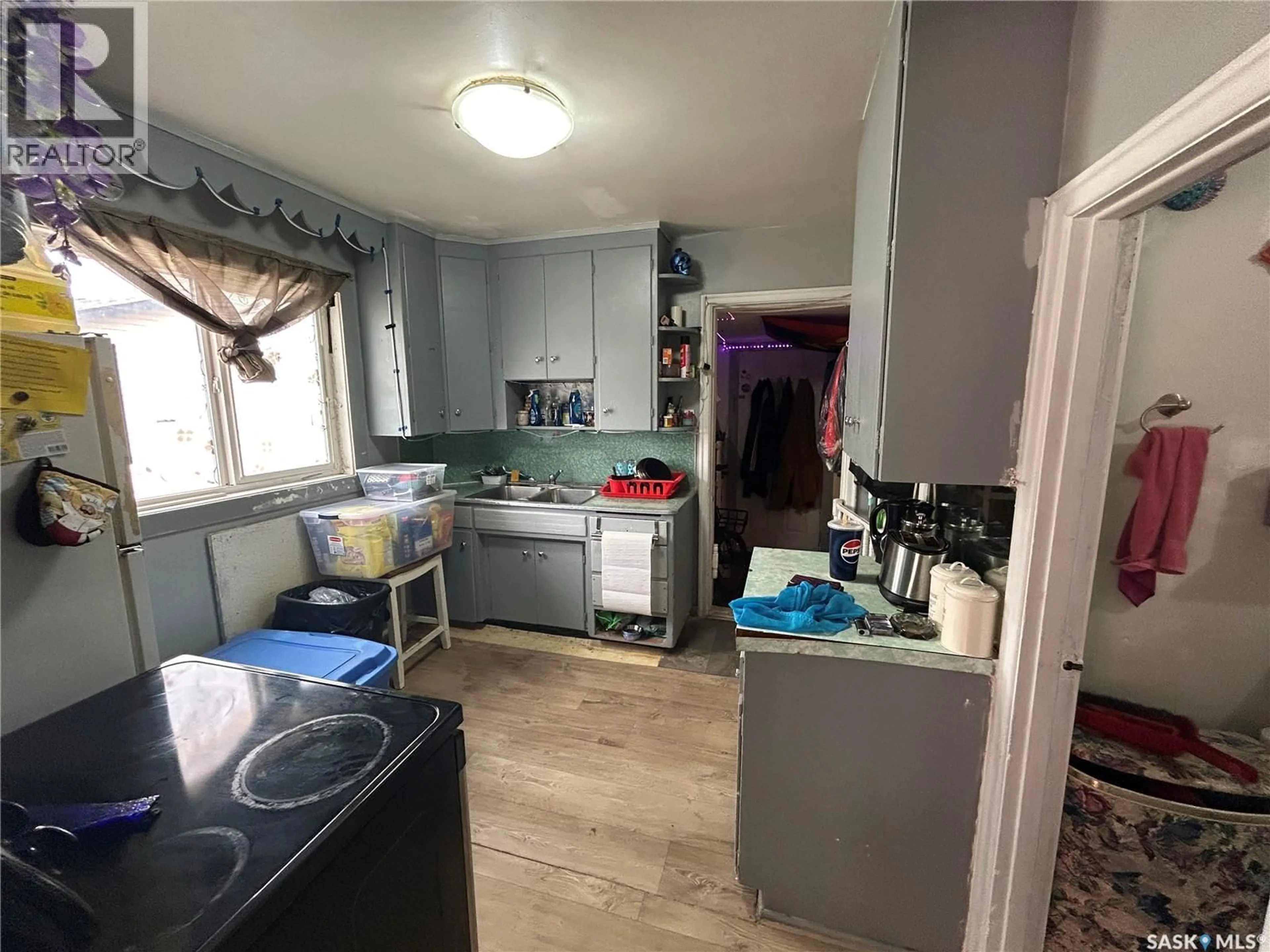 Standard kitchen, unknown for 1112 N AVENUE S, Saskatoon Saskatchewan S7M2P8