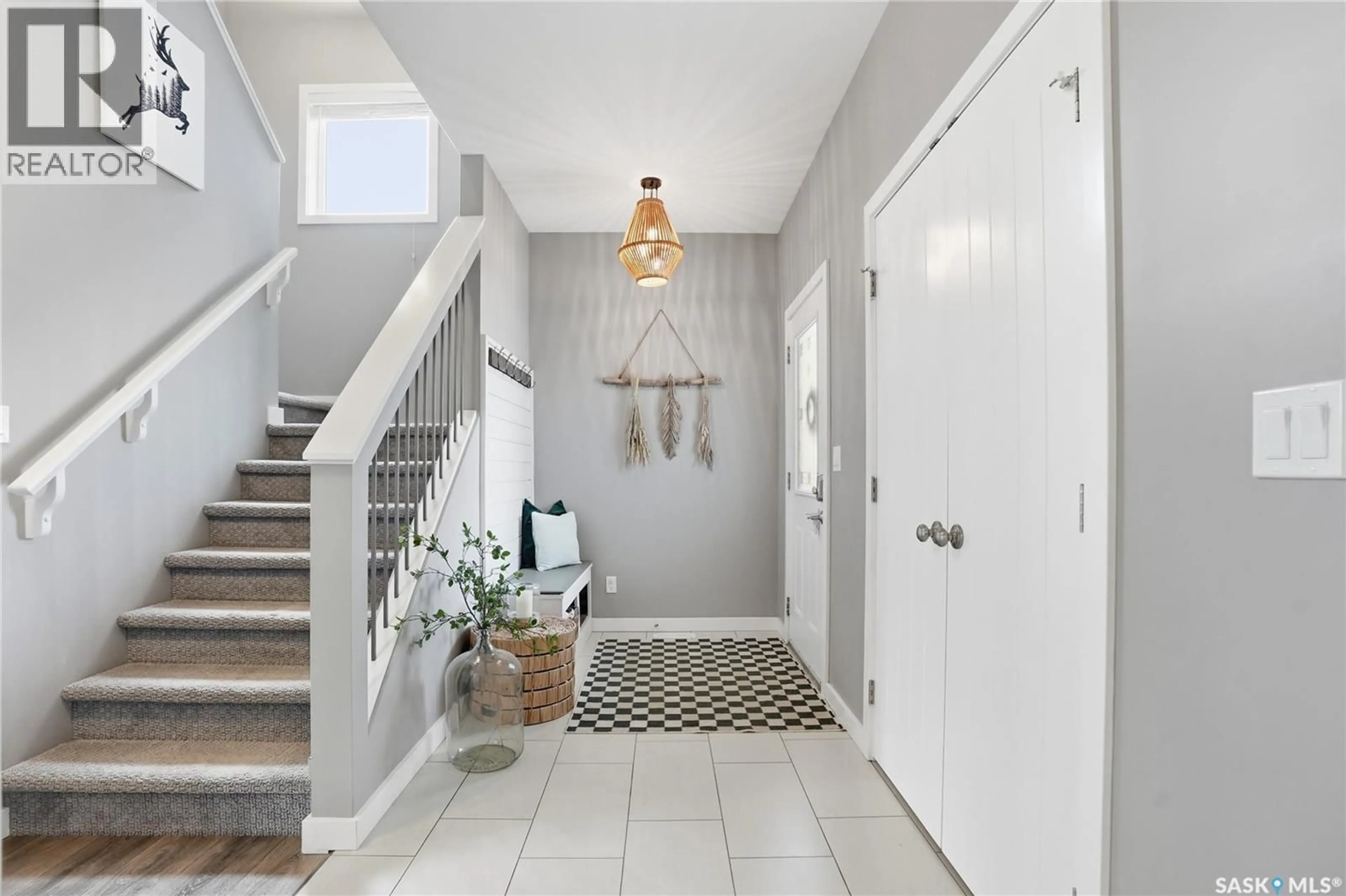 Indoor entryway for 364 UNDERHILL BEND, Saskatoon Saskatchewan S7V0N1