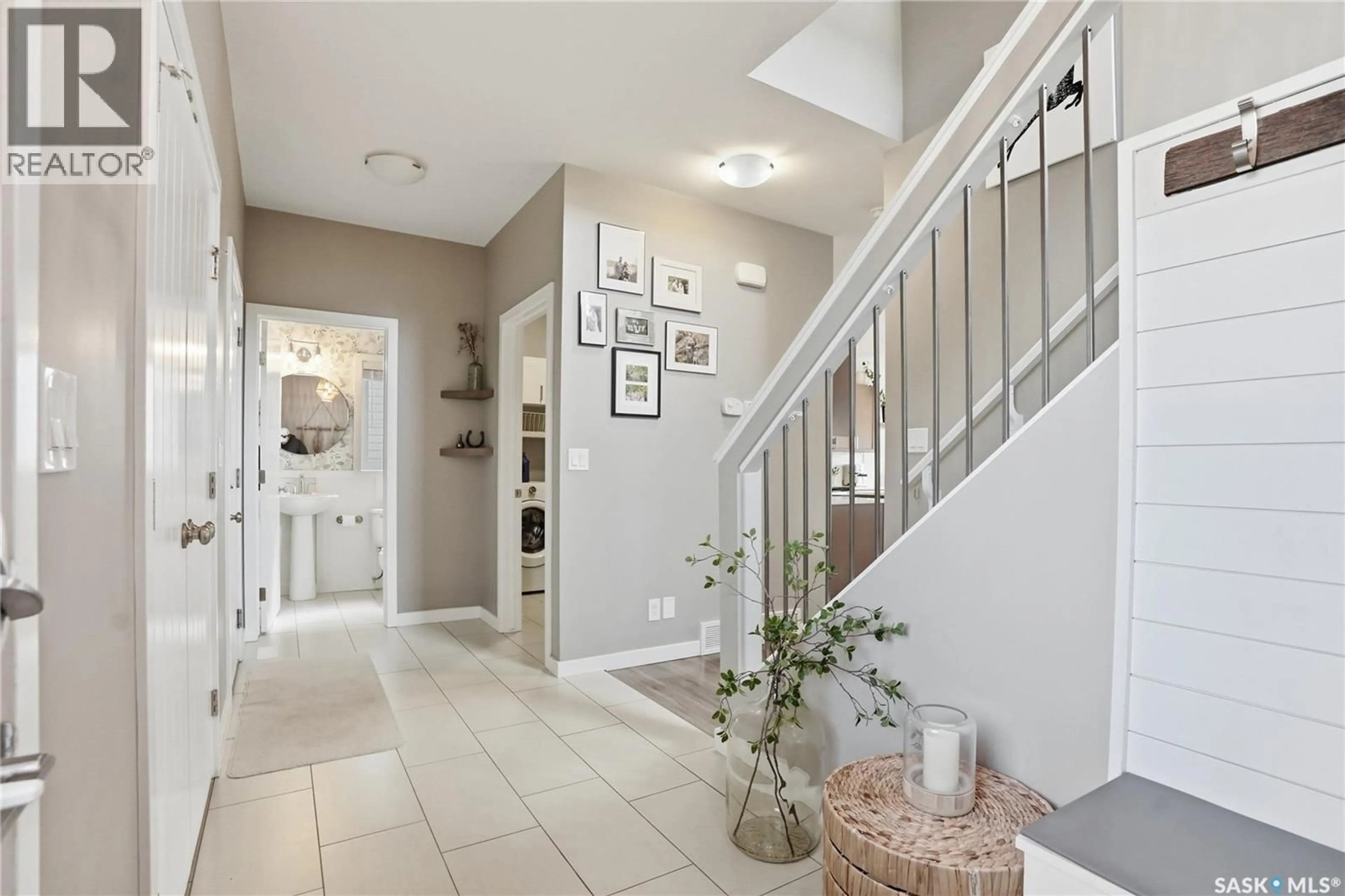 Indoor entryway for 364 UNDERHILL BEND, Saskatoon Saskatchewan S7V0N1