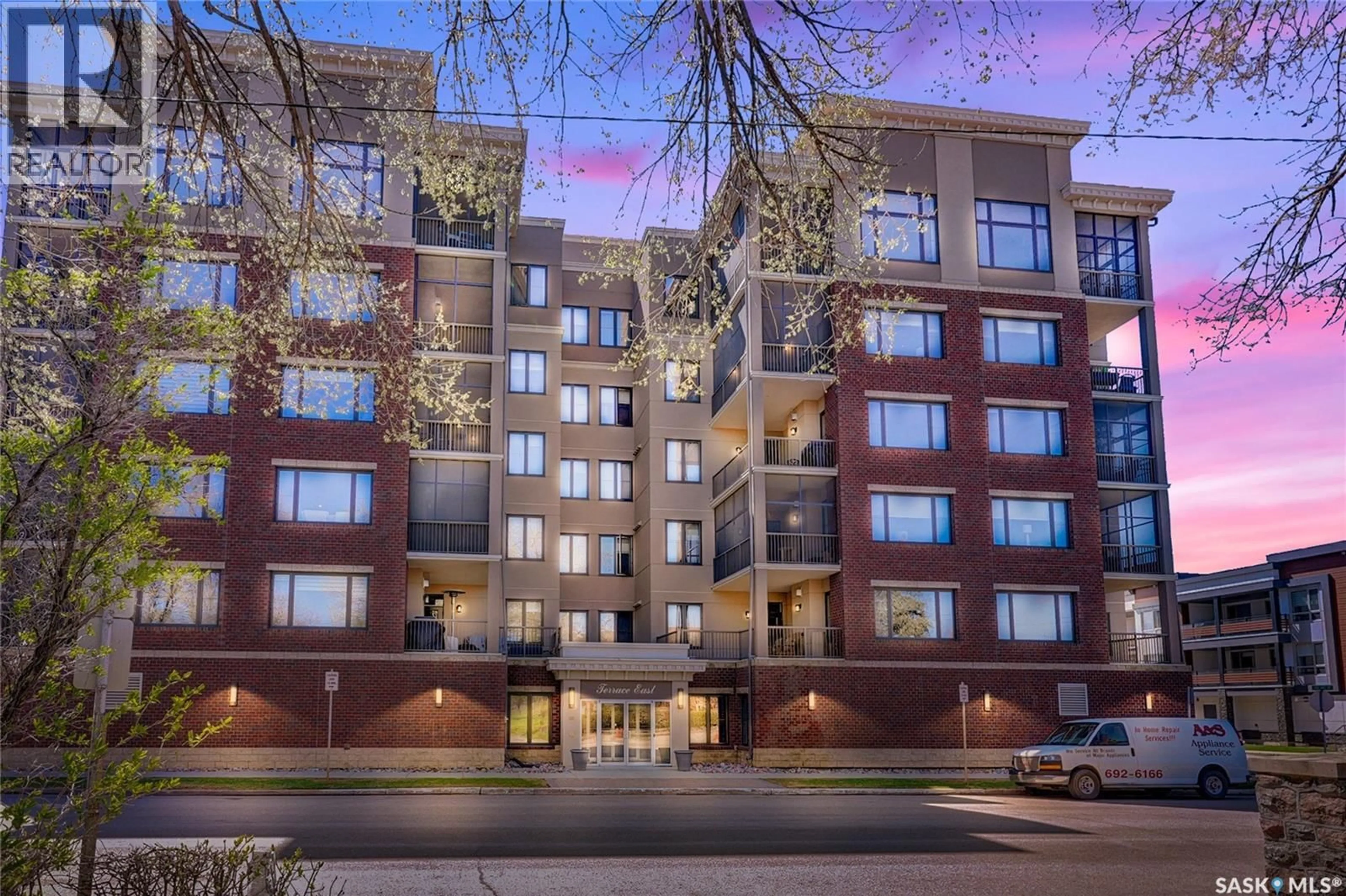 Patio, building for 205 - 507 FAIRFORD STREET E, Moose Jaw Saskatchewan S6H0E1