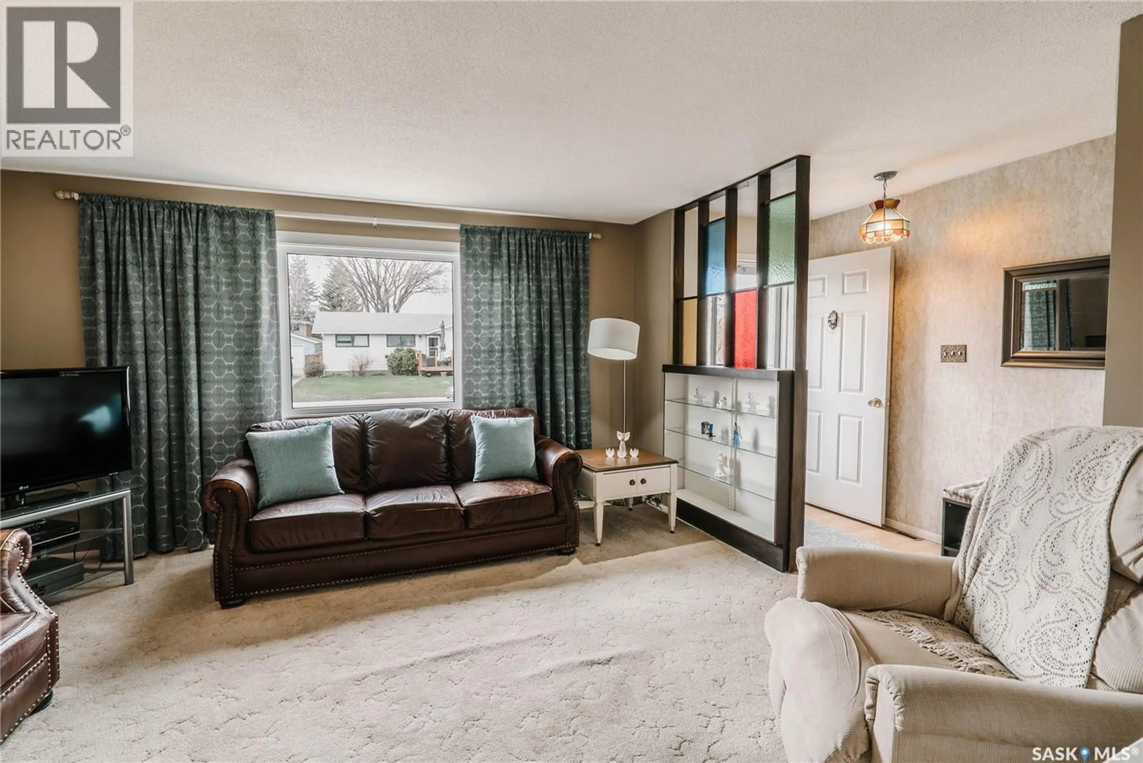 Living room with furniture, unknown for 134 MACLEAN CRESCENT, Saskatoon Saskatchewan S7J2R7
