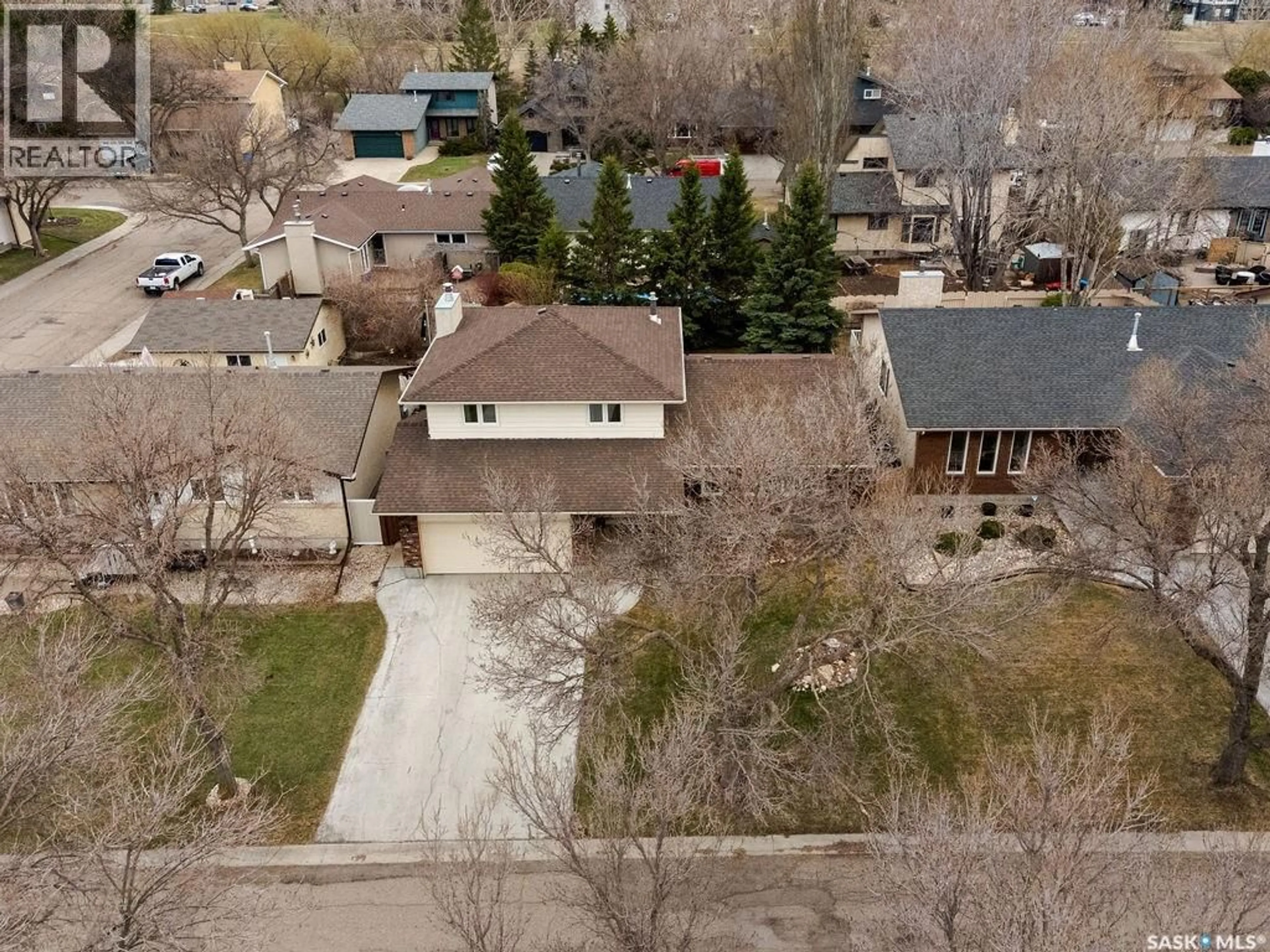 A pic from outside/outdoor area/front of a property/back of a property/a pic from drone, street for 287 HODGINS CRESCENT, Regina Saskatchewan S4X2T2