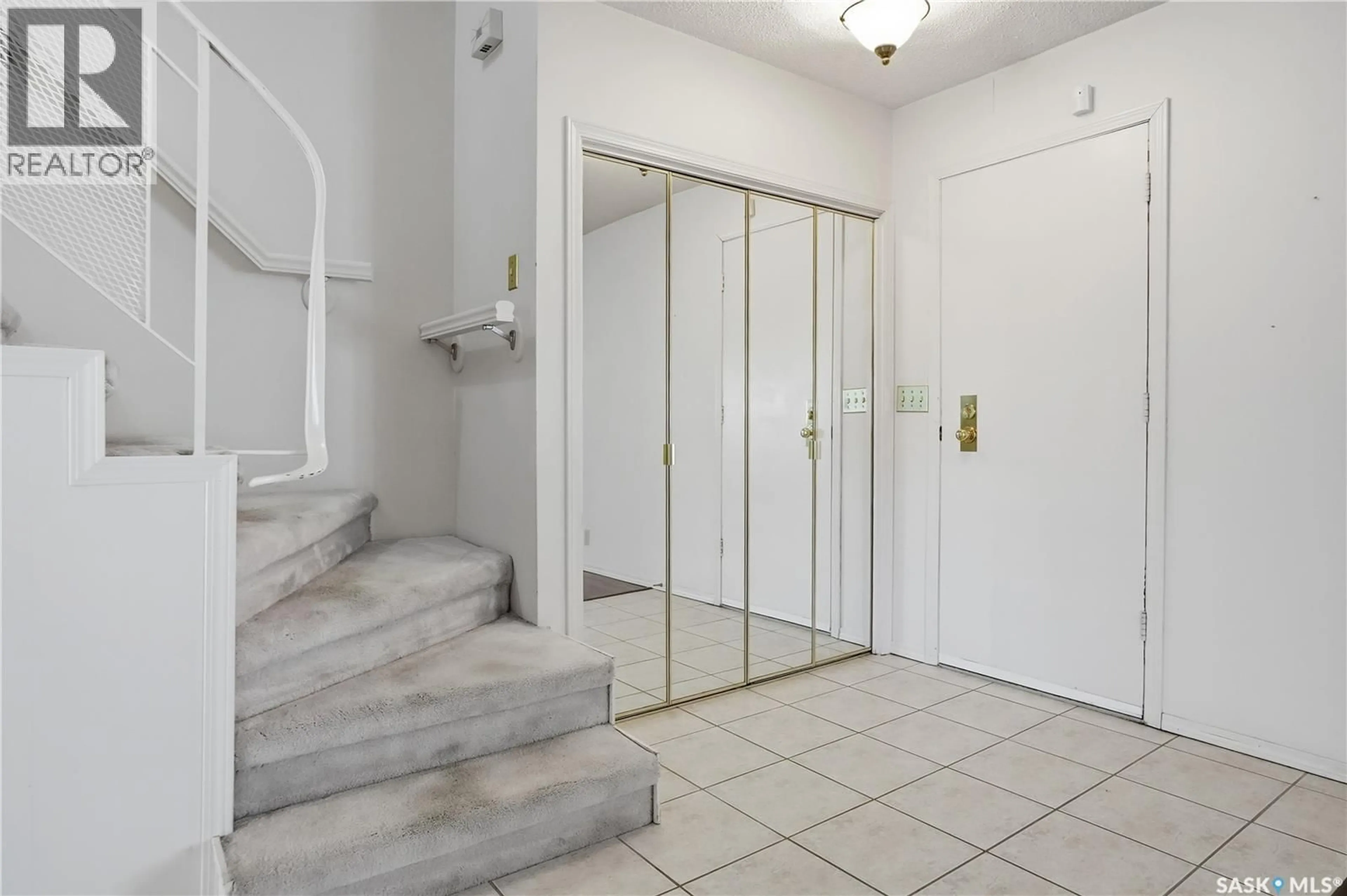 Indoor foyer for 2 CULLITON CRESCENT, Regina Saskatchewan S4S4J6