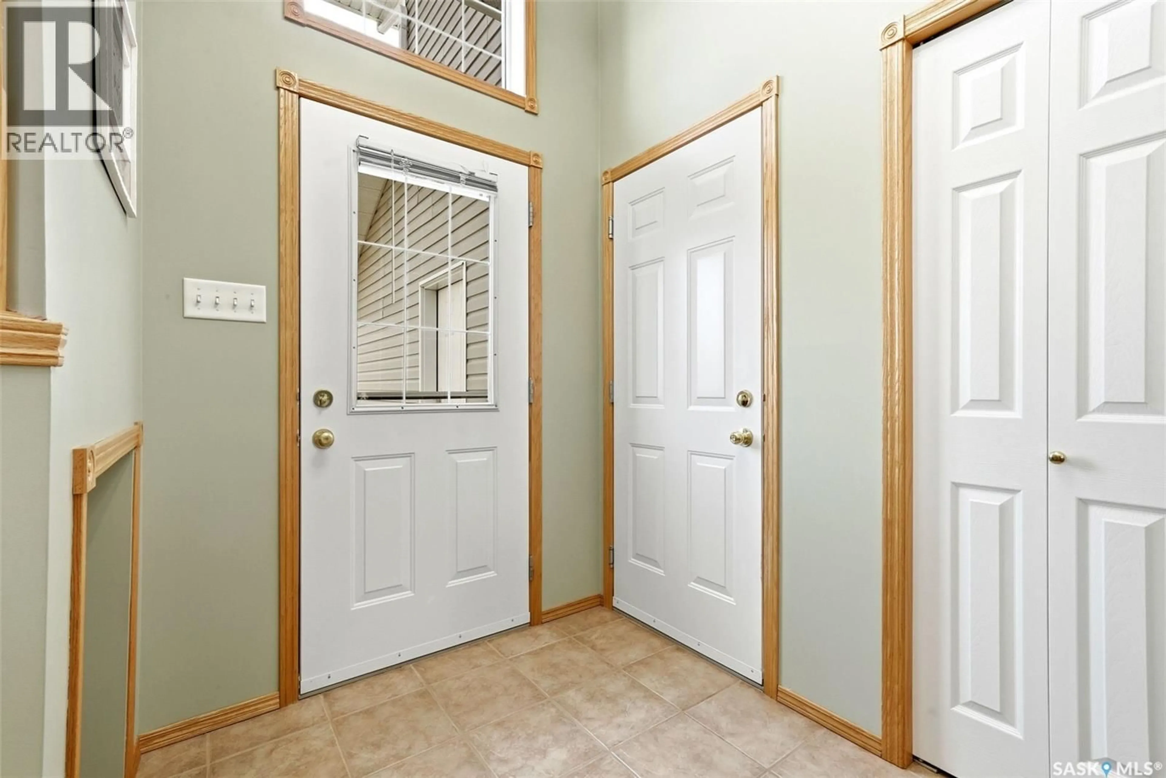 Indoor entryway for 104 PARK STREET, Grand Coulee Saskatchewan S4M0A3