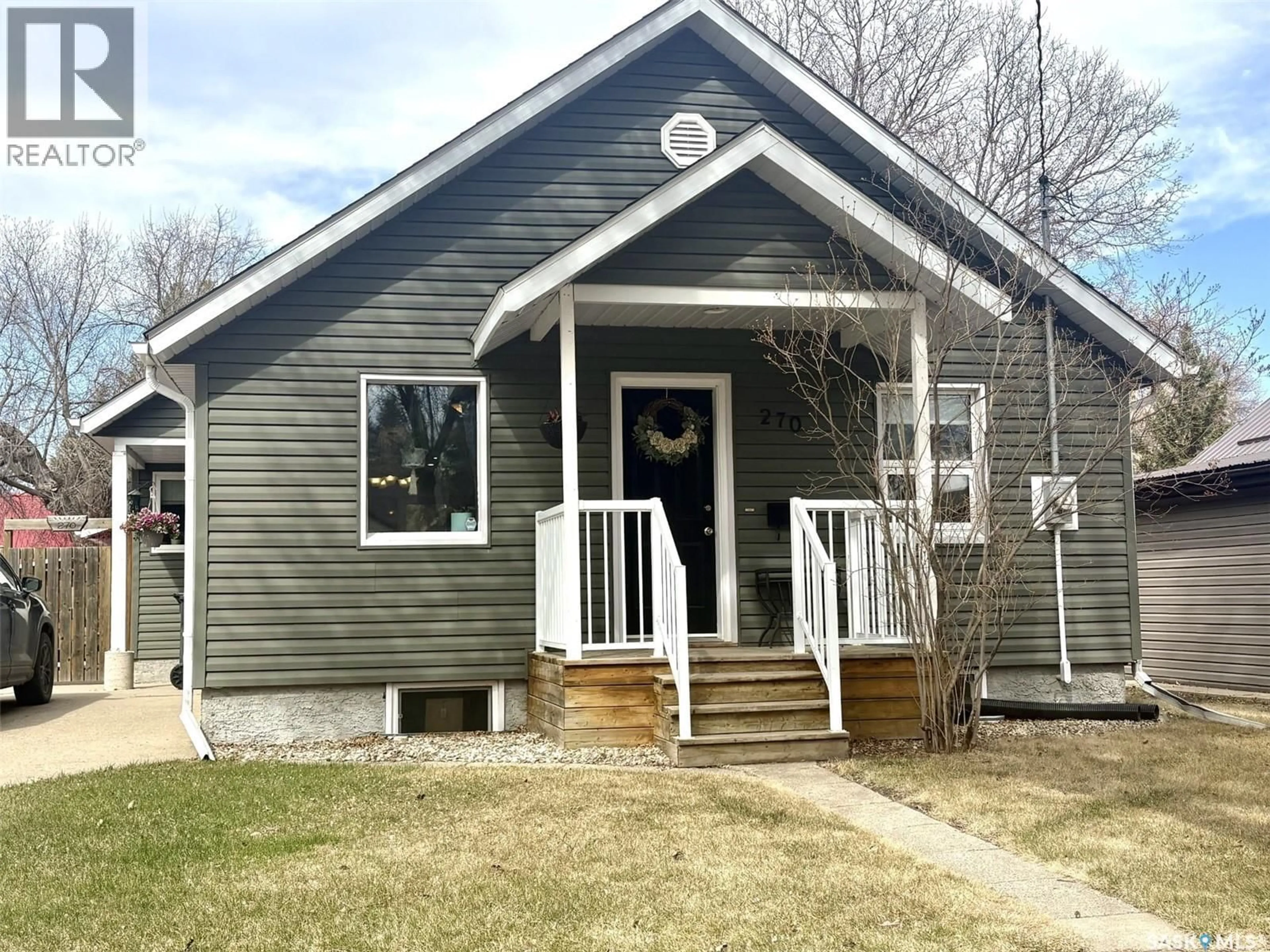 Home with vinyl exterior material, street for 270 2ND AVENUE, Yorkton Saskatchewan S3N1G9