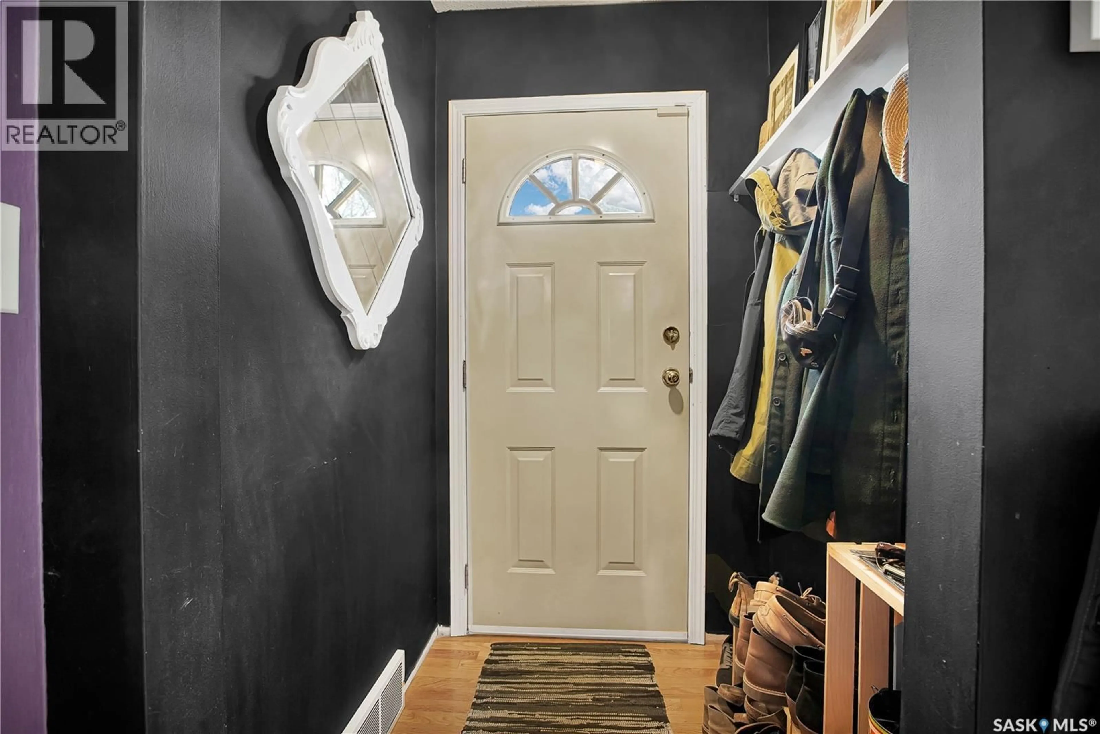 Indoor entryway for 635 4TH STREET, Saskatoon Saskatchewan S7H1J8