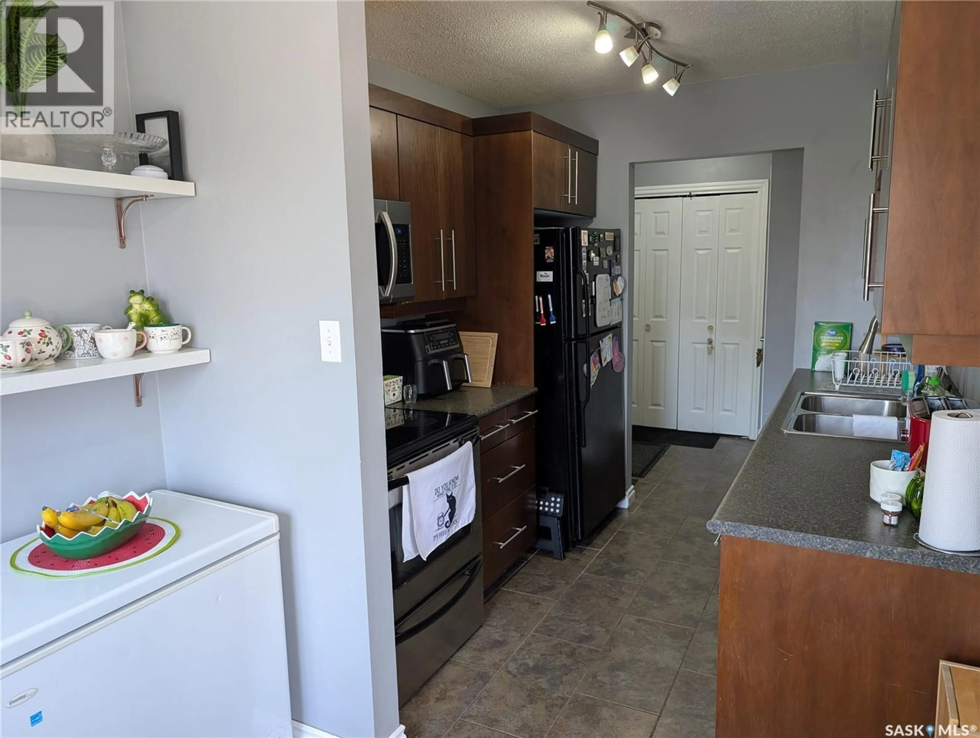 Standard kitchen, unknown for 13 3030 ARLINGTON AVENUE, Saskatoon Saskatchewan S7J2J9