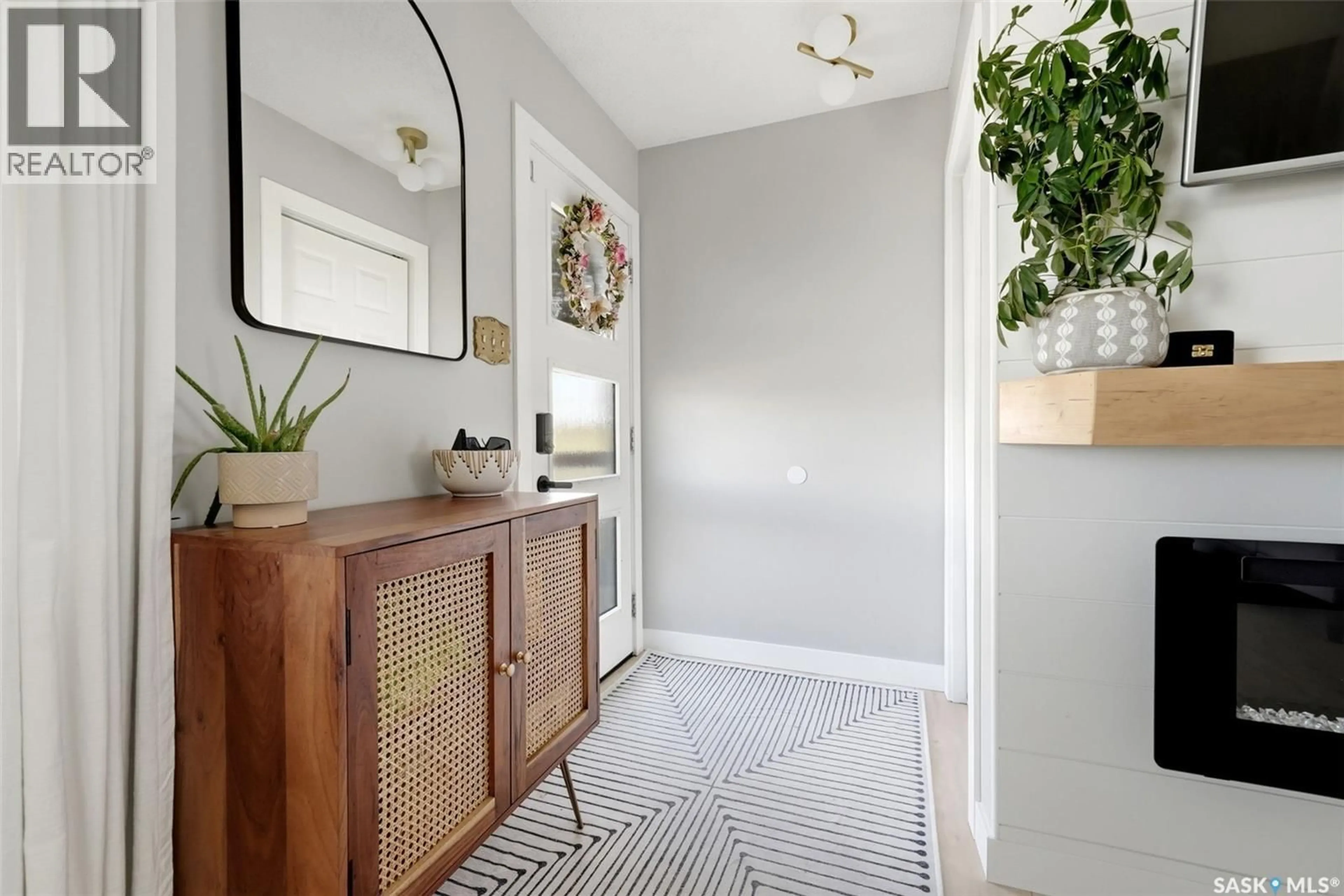 Indoor entryway for 5721 MCKINLEY AVENUE, Regina Saskatchewan S4T7L3