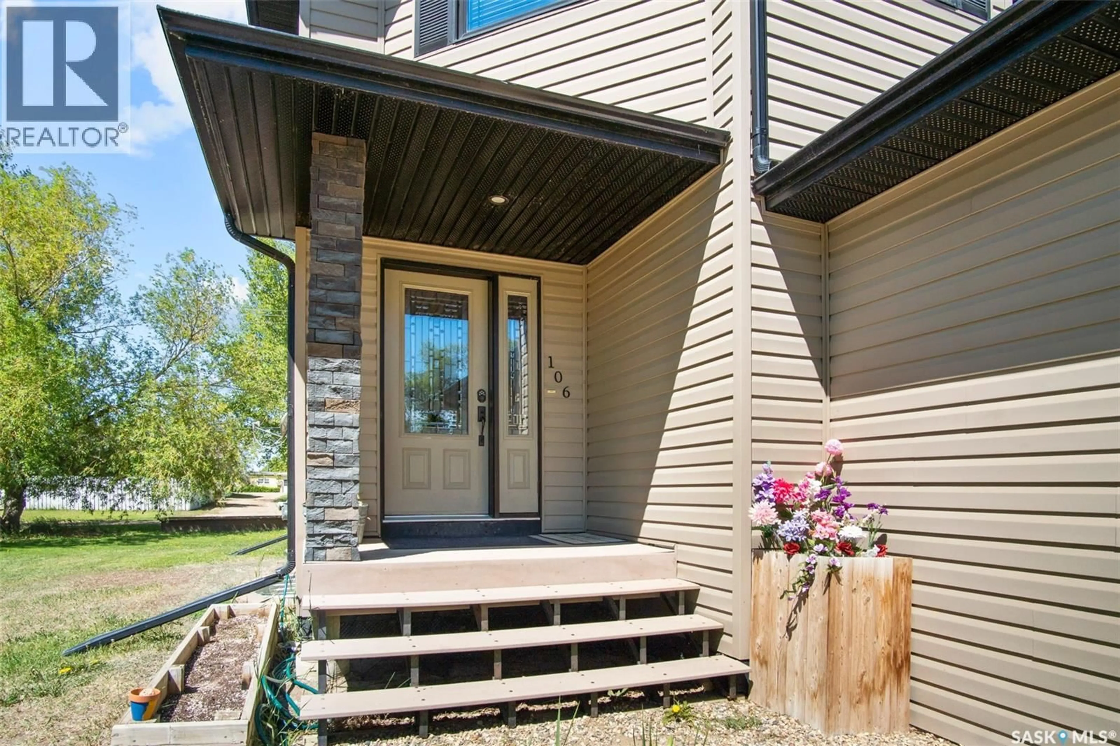 Home with vinyl exterior material, street for 106 2ND AVENUE, Lucky Lake Saskatchewan S0L1Z0