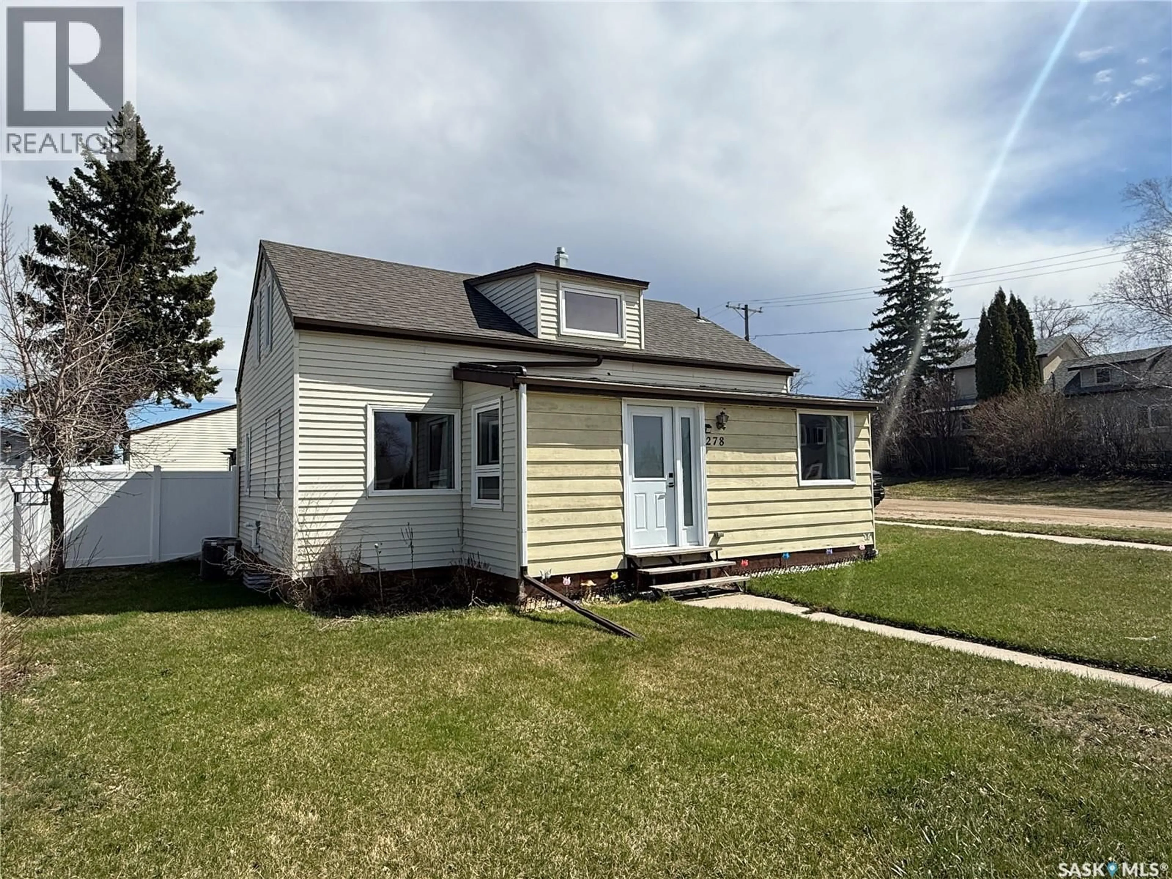 Home with vinyl exterior material, street for 278 8TH AVENUE, Melville Saskatchewan S0A2P0