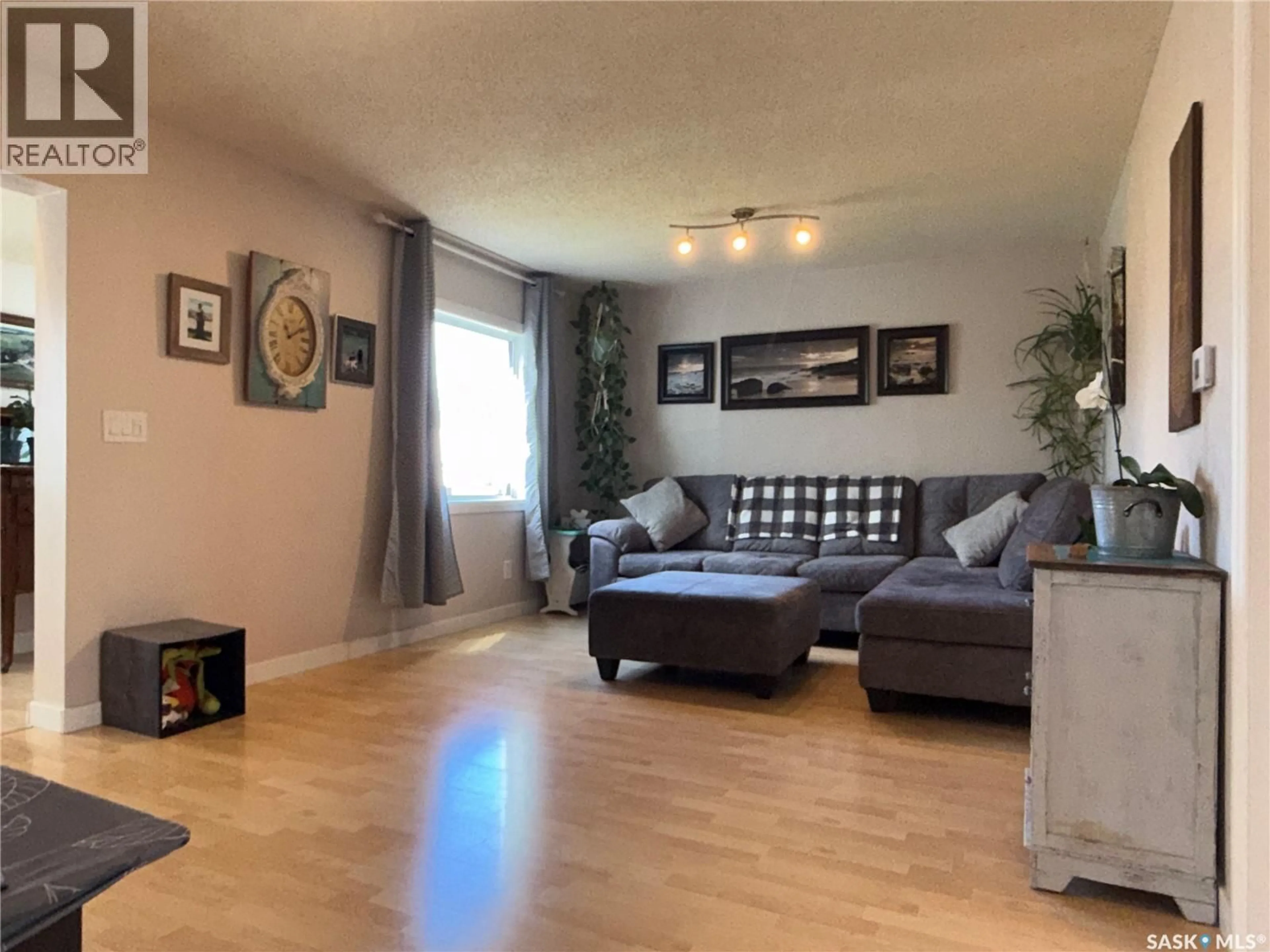 Living room with furniture, wood/laminate floor for 278 8TH AVENUE, Melville Saskatchewan S0A2P0