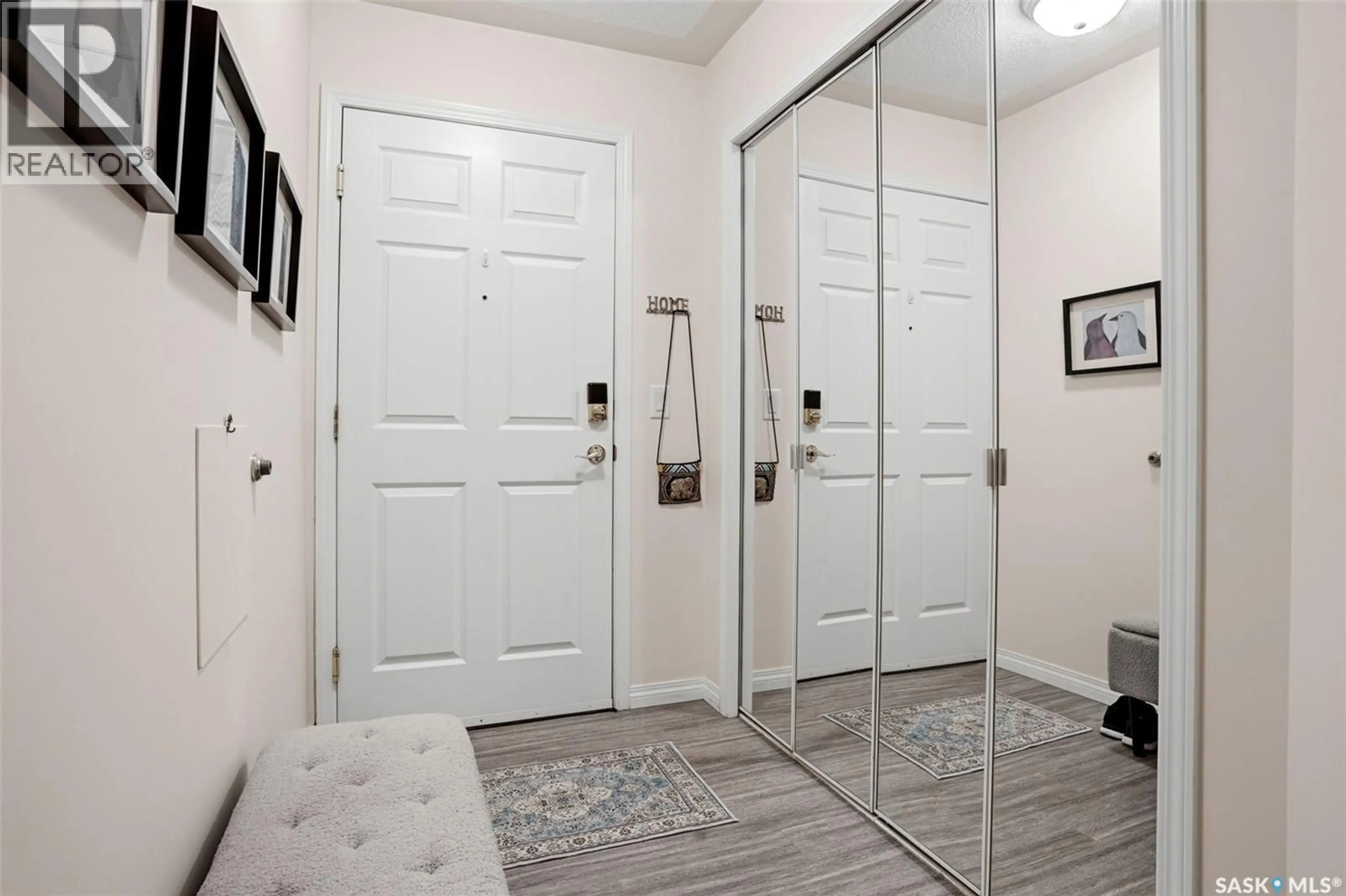 Indoor entryway for 204 2225 ANGUS STREET, Regina Saskatchewan S4T2A3