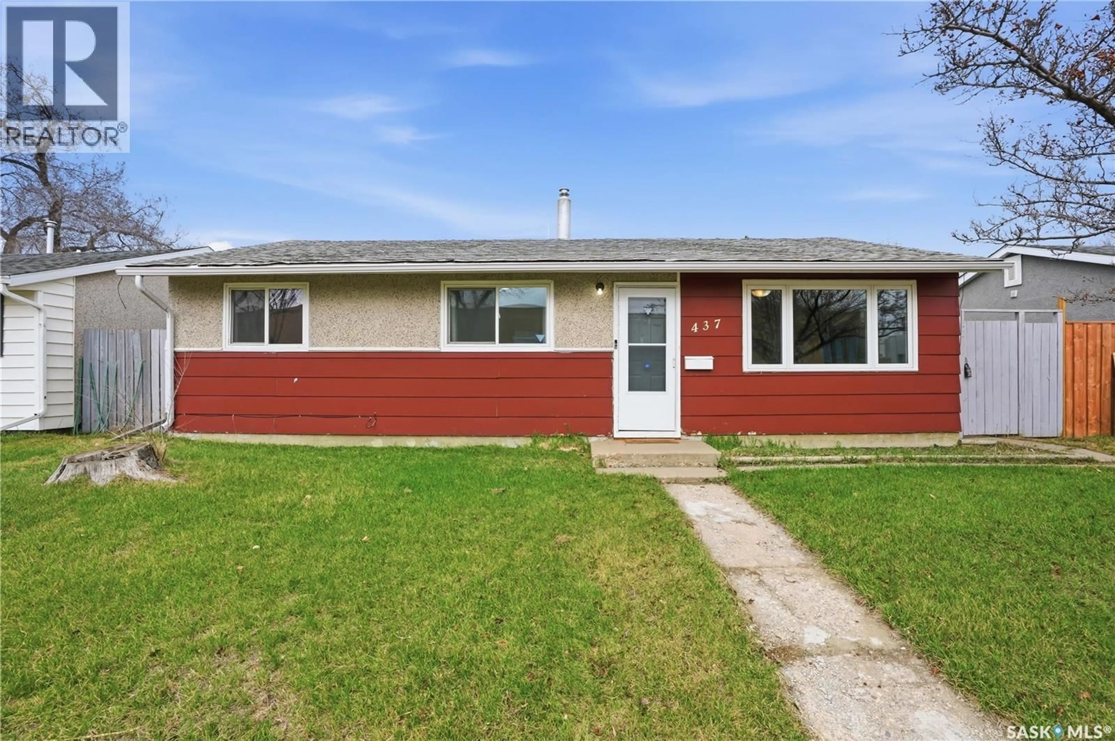 Home with vinyl exterior material, street for 437 W AVENUE, Saskatoon Saskatchewan S7L3G9