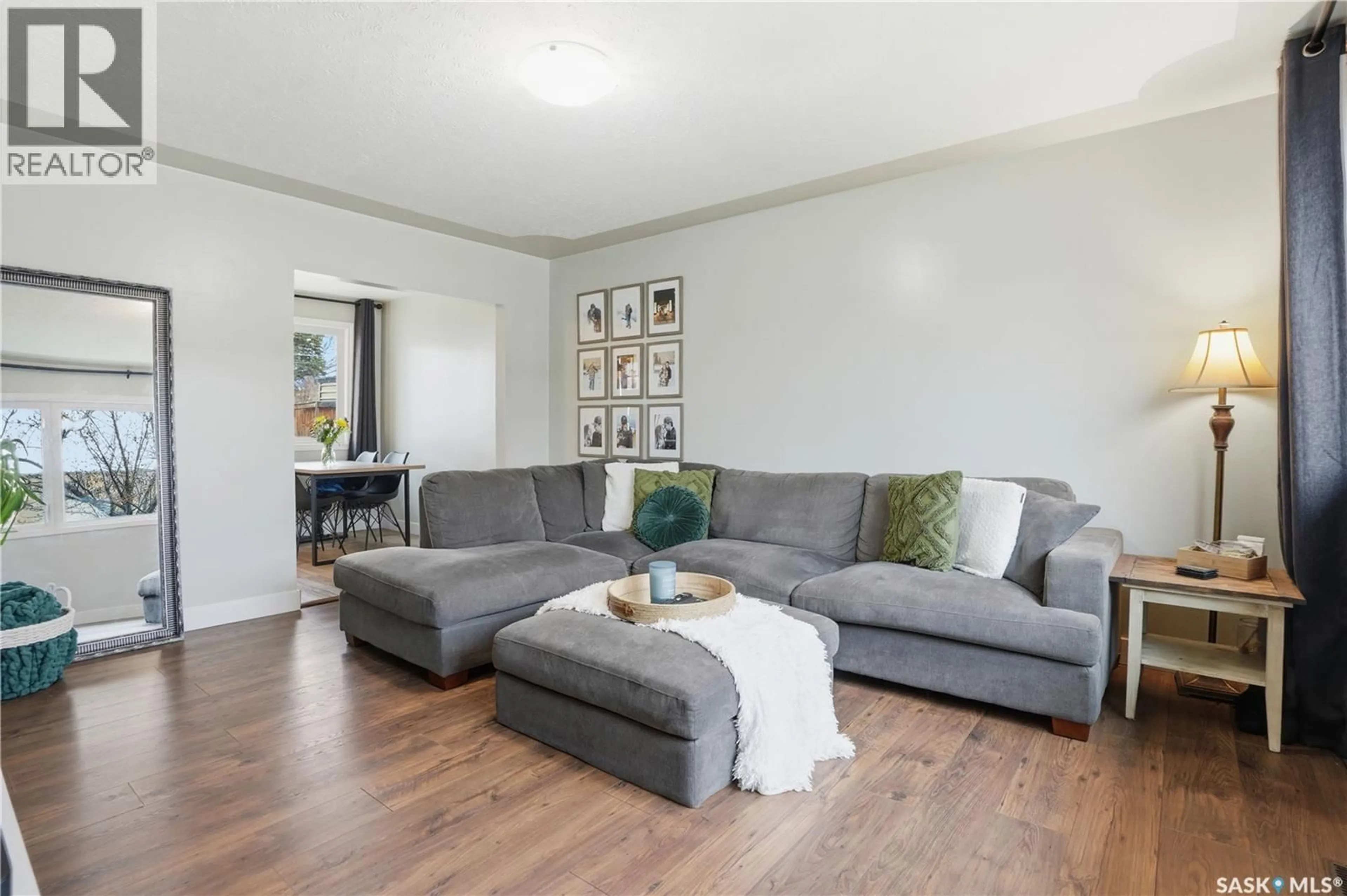Living room with furniture, unknown for 437 W AVENUE, Saskatoon Saskatchewan S7L3G9
