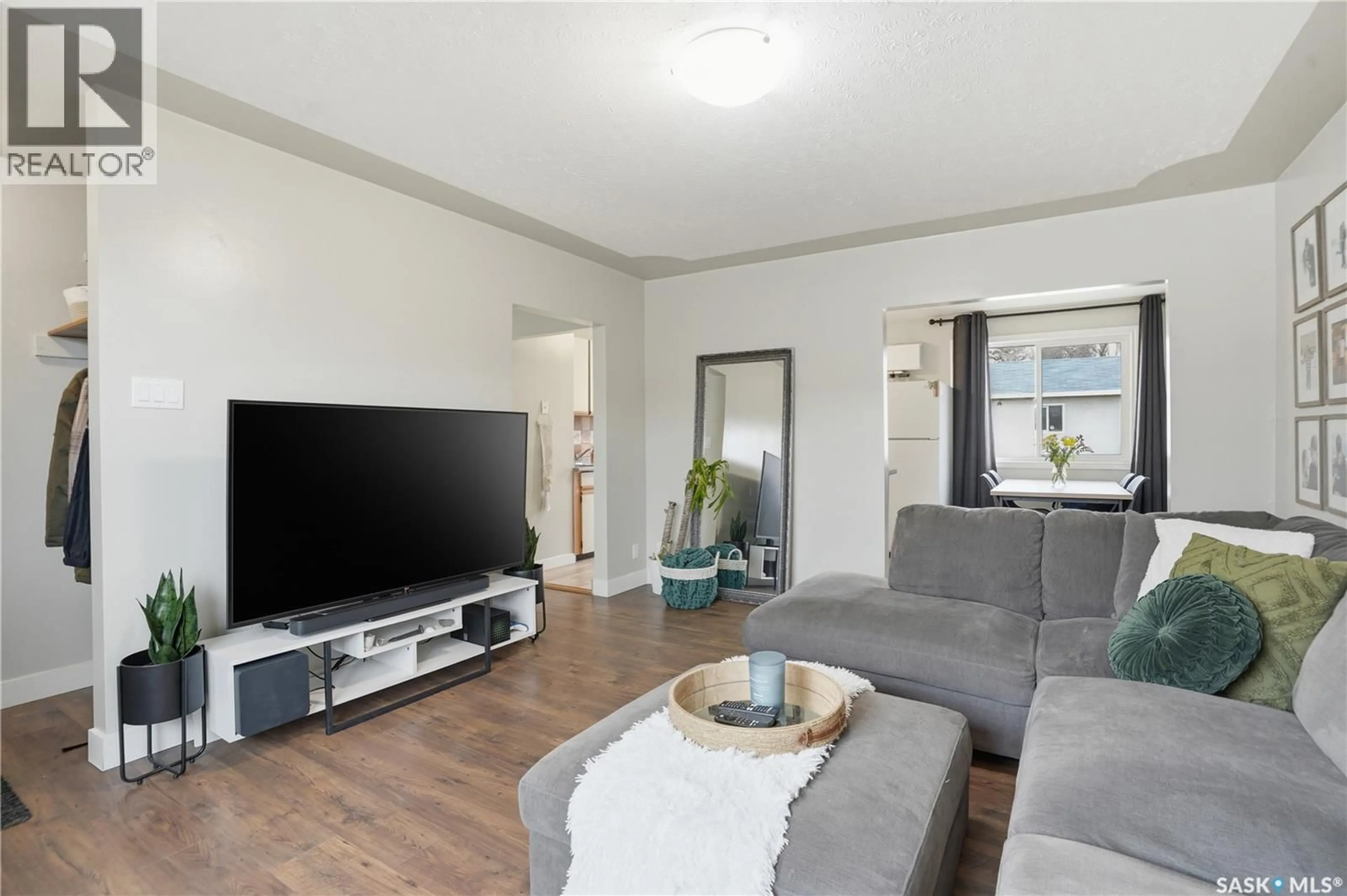Living room with furniture, unknown for 437 W AVENUE, Saskatoon Saskatchewan S7L3G9