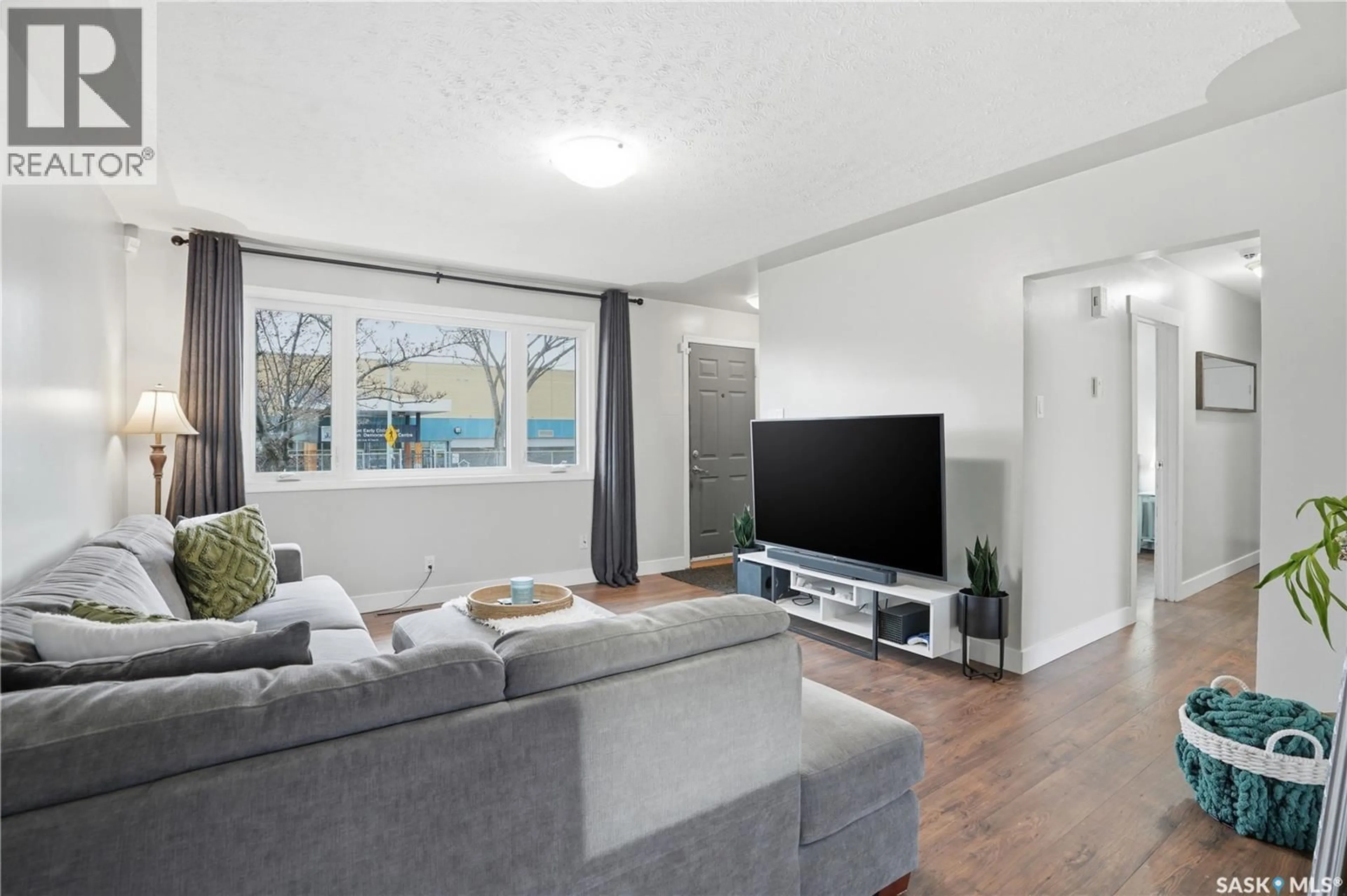 Living room with furniture, unknown for 437 W AVENUE, Saskatoon Saskatchewan S7L3G9
