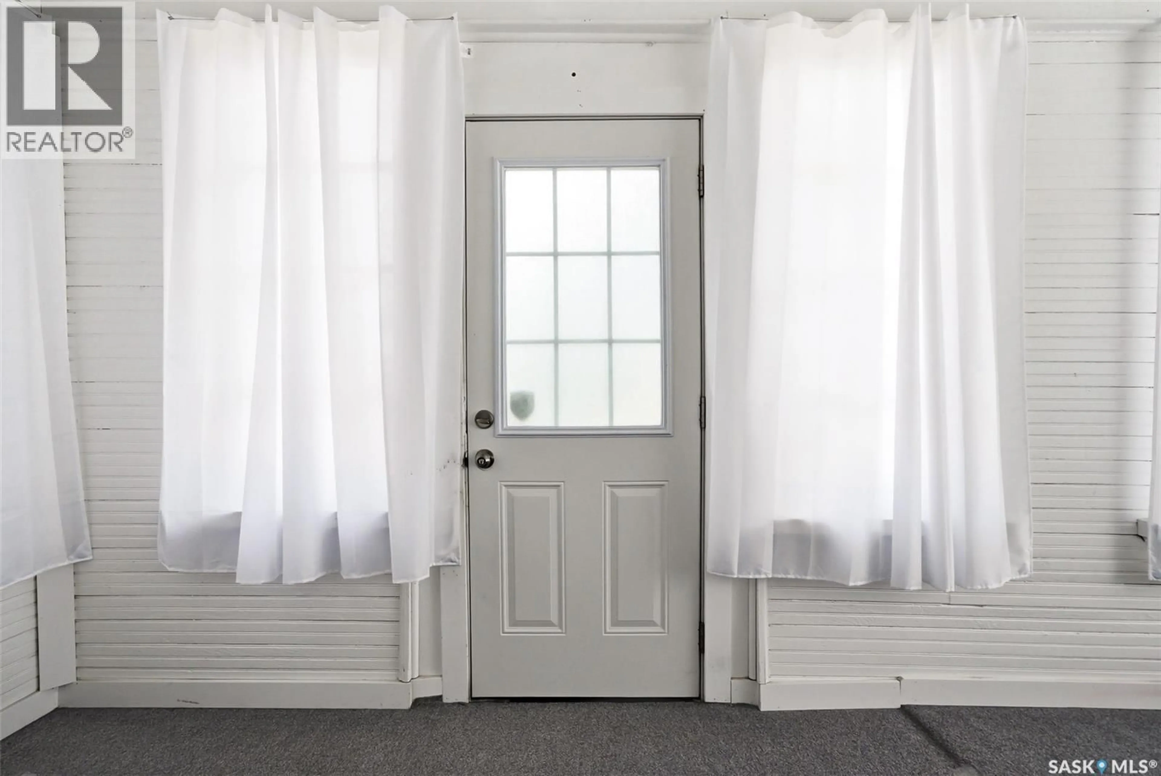 Indoor entryway for 1578 RETALLACK STREET, Regina Saskatchewan S4T2J4