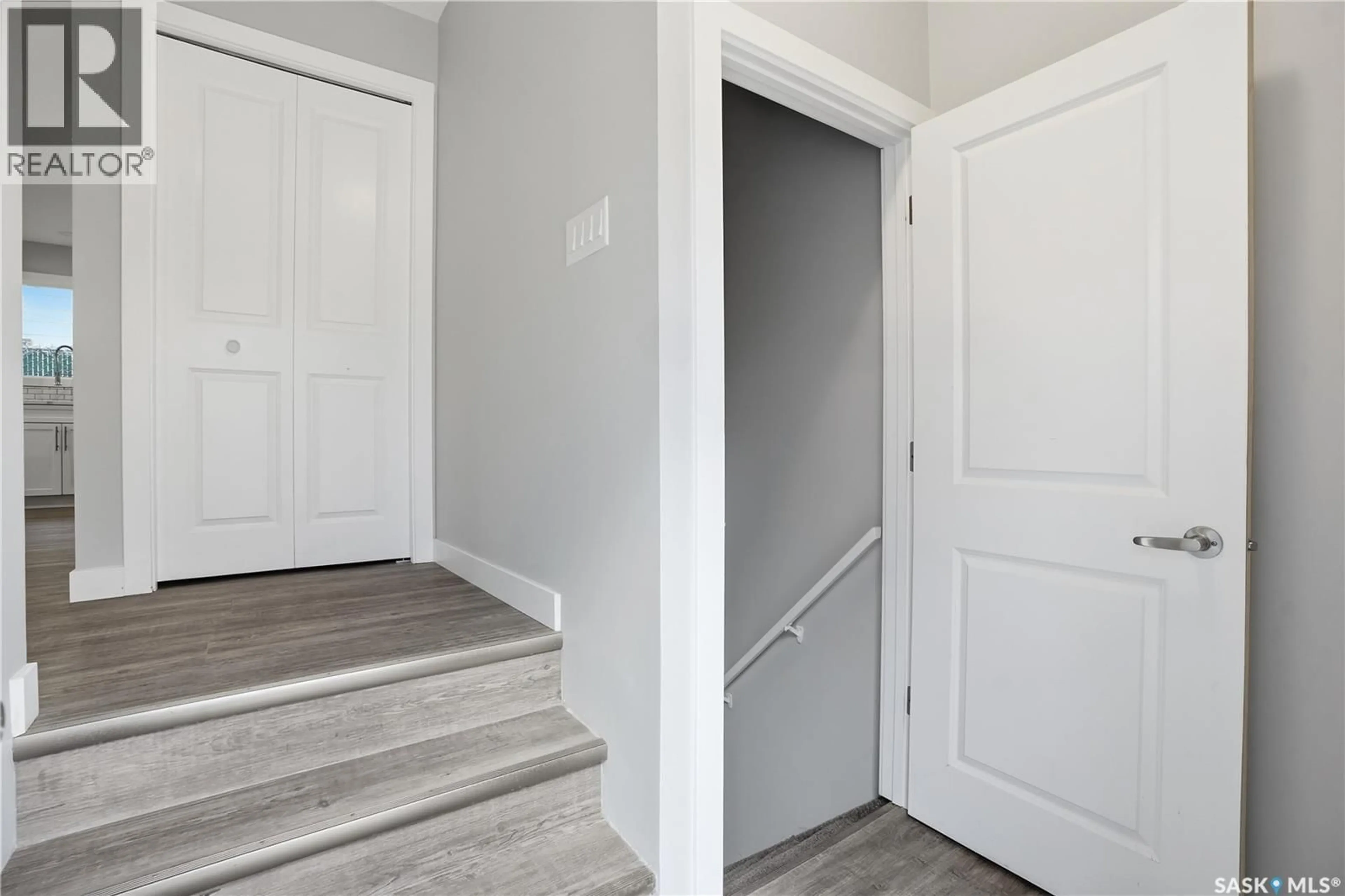 Indoor entryway for 6602 COLLINS BAY, Regina Saskatchewan S4X1T2